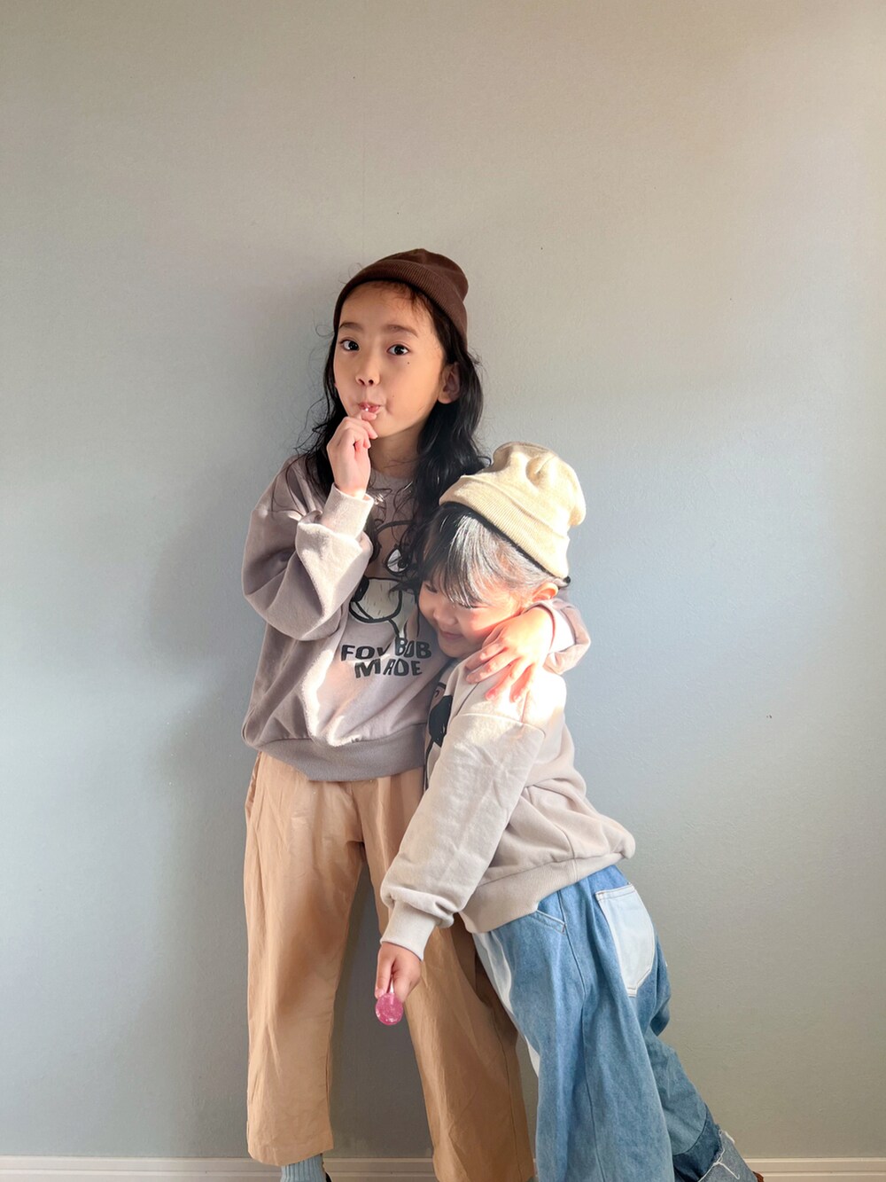 「韓国子供服、ニット帽、カラー×コーデ、トレーナー、スウェット、秋コーデ、イラストT、lowrysfarmkids、デニム、チノパン、ブーツ、ローファー、おそろいコーデ」|「FOVのFOV/フォブ F/B dog トレーナー(スウェット、ホワイト系)」を使った、いちふぅ姉妹さん(キッズ・120cm)の秋コーディネートの3枚目の写真