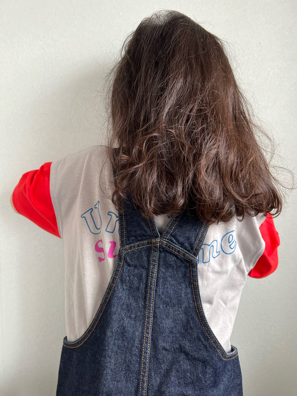 「春服みてみて、休日スタイル、デニム、オールインワン、オーバーオール、レイヤードスタイル、タンクトップ、LOWRYS FARM、カジュアルコーデ、サロペット」｜「LOWRYS FARMのＣＯＮＥデニムオーバーオール　177896（サロペット/オーバーオール、ブルー系）」を使った、いちふぅ姉妹さん（キッズ・120cm）の春コーディネートの4枚目の写真
