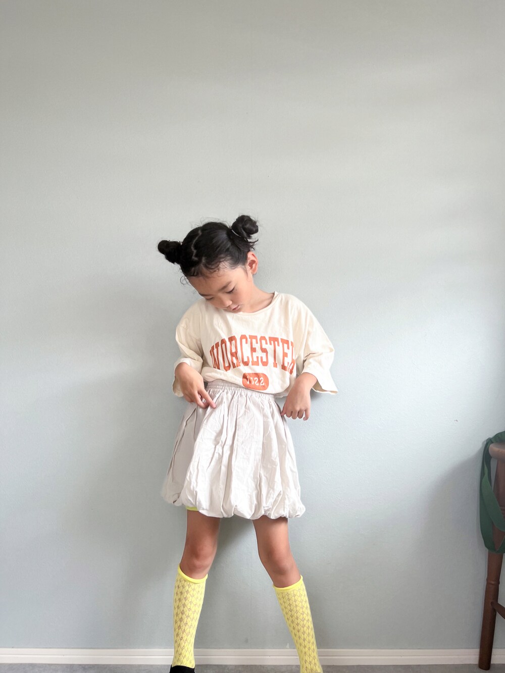 「ビッグシルエット、カジュアルコーデ、スカート、バルーンスカート、カラーソックス、韓国子供服、lowrysfarmkids、カジュアル」｜「LOWRYS FARMのカコウカレッジロゴＴシャツ　191945（Tシャツ/カットソー、ホワイト系）」を使った、いちふぅ姉妹さん（キッズ・120cm）の夏コーディネートの2枚目の写真