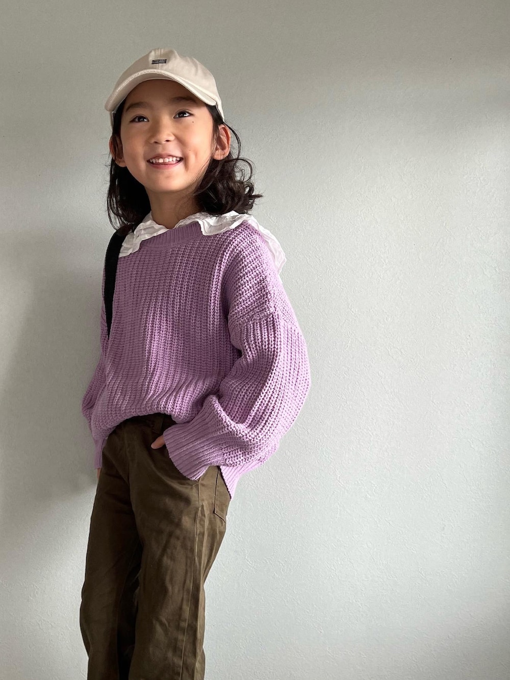「韓国子供服、devirock、ビッグカラー、ブラウス、ニット、カーディガン、キャップ、チノパン、カジュアル、カラーニット、カーゴパンツ、シンプルコーデ、カジュアルコーデ、秋冬コーデ」｜「devirockの2WAY ニットカーディガン（カーディガン/ボレロ、パープル系）」を使った、いちふぅ姉妹さん（キッズ・110cm）の秋コーディネートの2枚目の写真