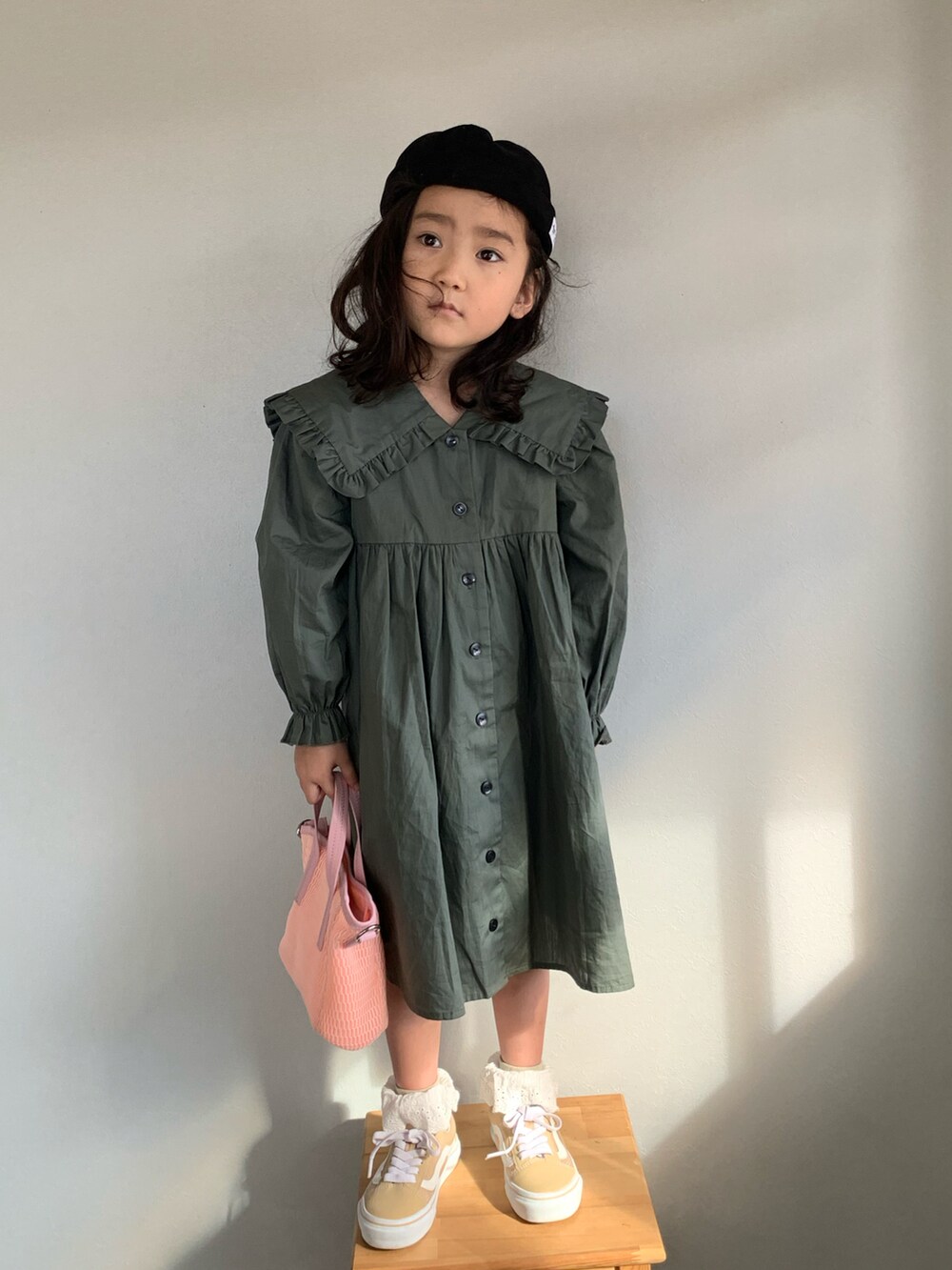 「クリスマスに着たい服、休日コーデ、ストーリート、オーバーサイズ、デニムコーデ、ワンピース×スニーカー、スニーカーコーデ、フリル、ビッグカラー、カジュアル、ビッグシルエット」｜「LOWRYS FARMのフリルカラーマエアキワンピース　259688（ワンピース、グリーン系）」を使った、いちふぅ姉妹さん（キッズ・110cm）の冬コーディネートの4枚目の写真