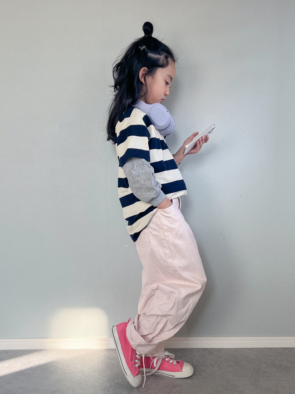 「カジュアルコーデ、ボーダー、ポロシャツ、ワイドパンツ、ストリート、ピンク、UNIQLO、スポーツミックス、春色、レイヤードスタイル、休日スタイル、スニーカー、カラーパンツ、パステルカラー、アウトドアスタイル」｜「UNIQLOのアイテム（パンツ、ピンク系）」を使った、いちふぅ姉妹さん（キッズ・120cm）の冬コーディネートの2枚目の写真