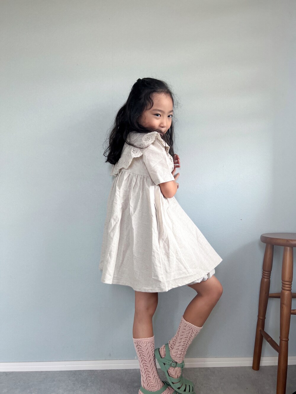 ベージュ系のワンピース、ホワイト系のスカートを着用したキッズの夏コーディネートの4枚目の写真