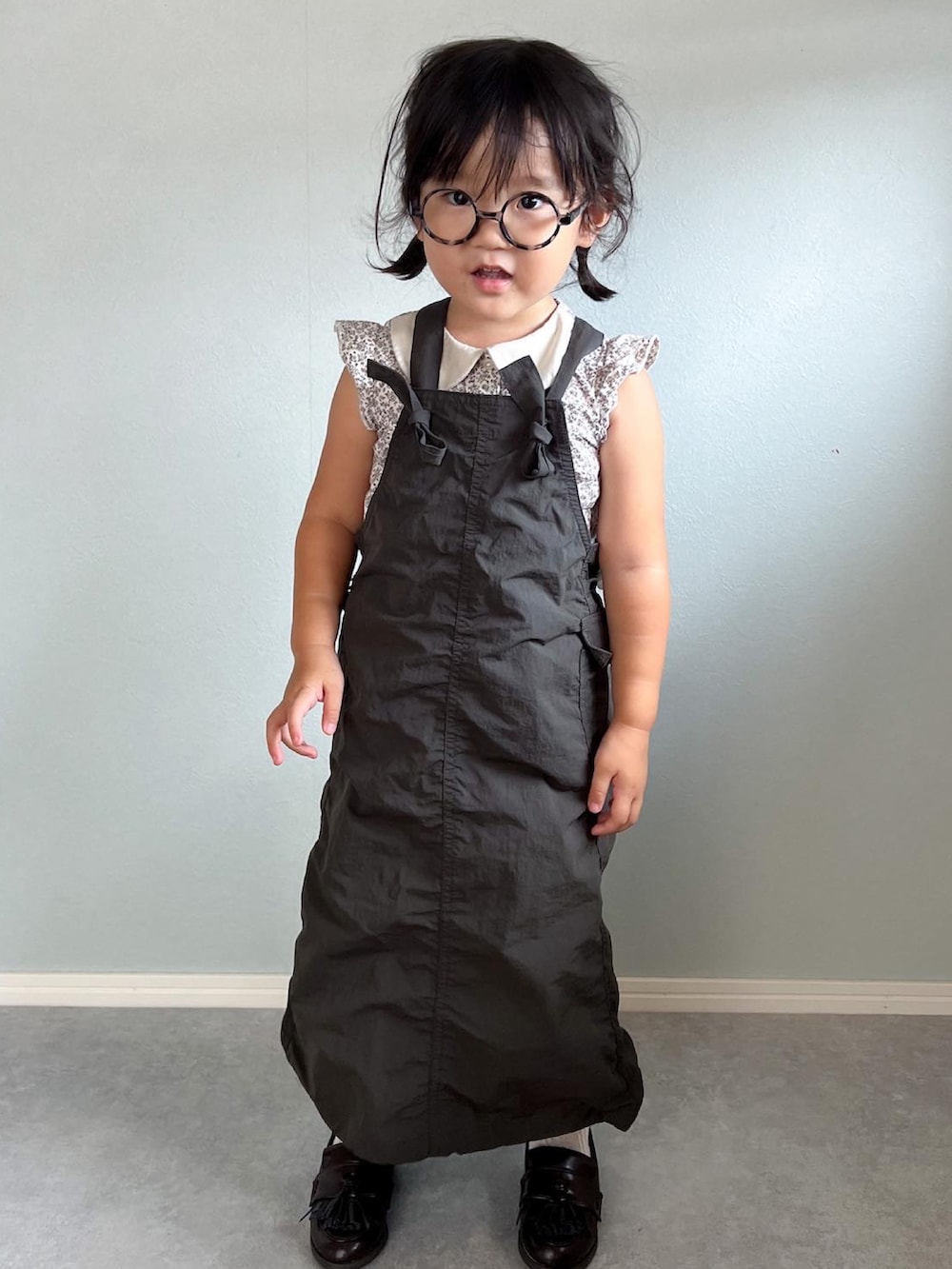 「お出かけコーデ、休日スタイル、カジュアルコーデ、ワンピース、秋服準備はじめました、チャオパニックティピー(CIAOPANIC TYPY)、プチプラ、ローファー、3歳、めがね、サロペット、ロングスカート」｜「CIAOPANIC TYPYの【KIDS】ワッシャーナイロンパラシュートジャンスカ（ジャンパースカート、グレー系）」を使った、いちふぅ姉妹さん（キッズ・120cm）の夏コーディネートの2枚目の写真