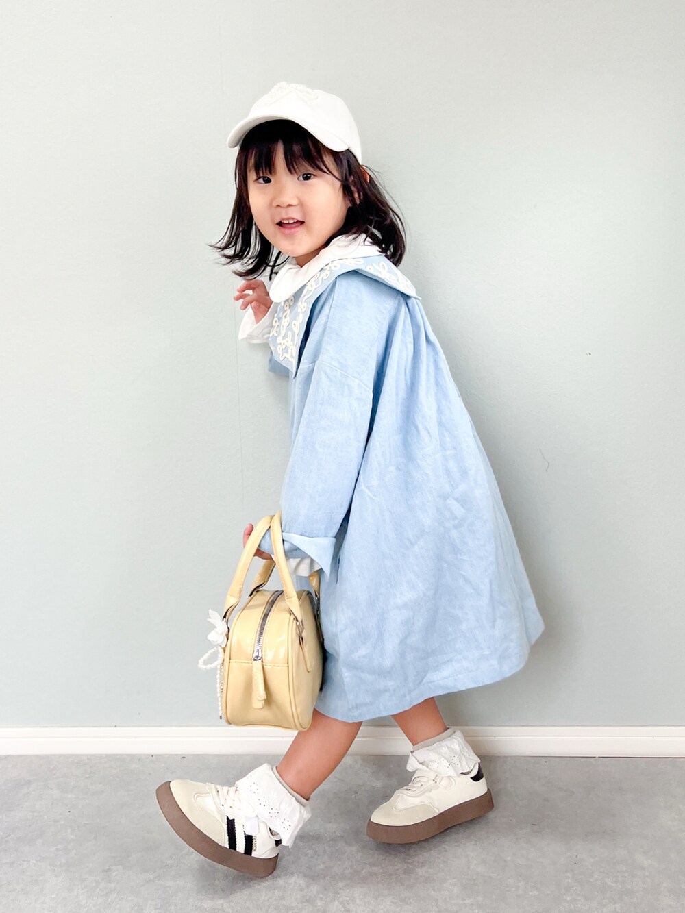 「春色、ライトブルー、デニム、ワンピース、カジュアルコーデ、パール、ビッグカラー」｜「LOWRYS FARMのデニムコードシシュウワンピース　322650（ワンピース、ブルー系）」を使った、いちふぅ姉妹さん（キッズ・110cm）の冬コーディネートの2枚目の写真