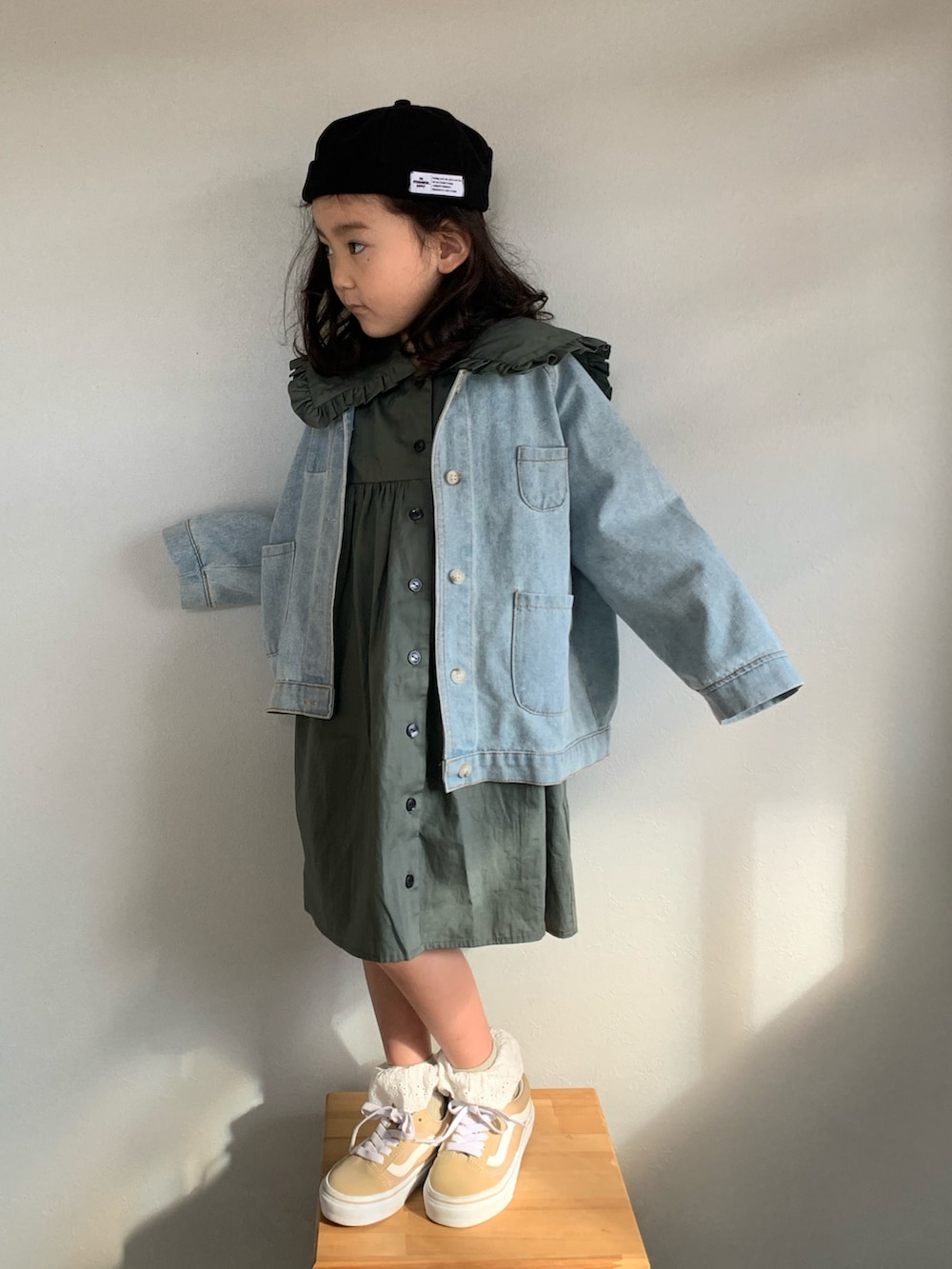 「クリスマスに着たい服、休日コーデ、ストーリート、オーバーサイズ、デニムコーデ、ワンピース×スニーカー、スニーカーコーデ、フリル、ビッグカラー、カジュアル、ビッグシルエット」｜「LOWRYS FARMのフリルカラーマエアキワンピース　259688（ワンピース、グリーン系）」を使った、いちふぅ姉妹さん（キッズ・110cm）の冬コーディネートの2枚目の写真