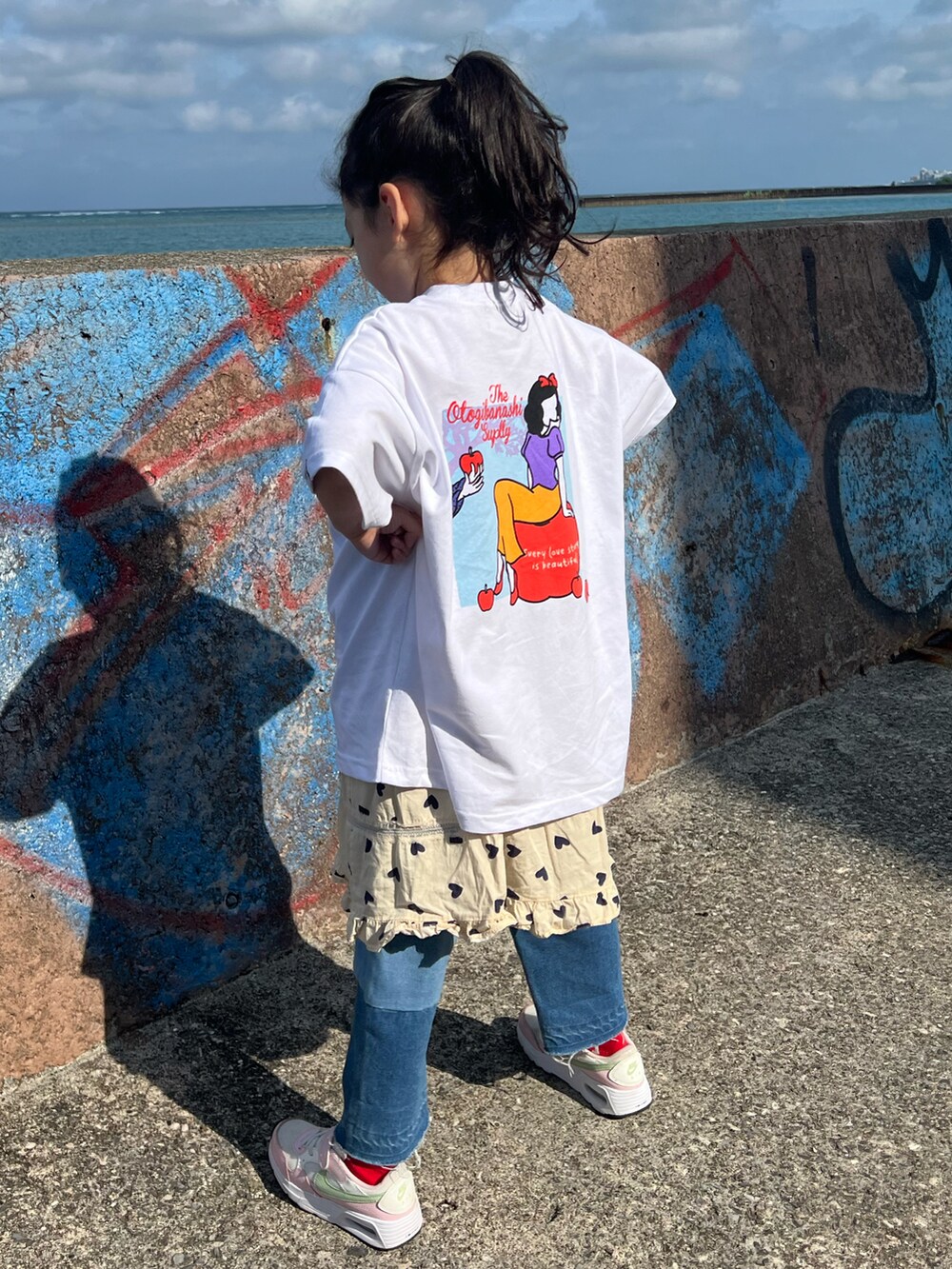 「みんなの白Tフェス、夏コーデ、ロゴT、イラストT、バックプリント、デニム、スカート、シンプルコーデ、カジュアルコーデ、レイヤードスタイル、女の子コーデ、小学生」｜「the otogibanashi supplyのアイテム（Tシャツ/カットソー、ホワイト系）」を使った、いちふぅ姉妹さん（キッズ・120cm）の夏コーディネートの2枚目の写真