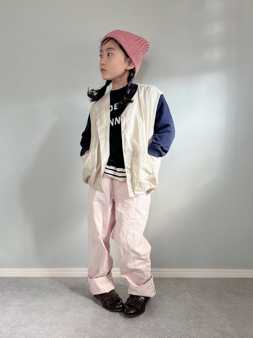 「冬を彩る色いろコーデ、カラー×コーデ、UNIQLO、きれいめカジュアル、冬コーデ、アウター、ジャケット、ダウンジャケット、ワイドパンツ、春カラー、ローファー、ニット帽、レイヤードスタイル、ベスト」|「UNIQLOのアイテム(スウェット、ブルー系)」を使った、いちふぅ姉妹さん(キッズ・120cm)の冬コーディネートの2枚目の写真