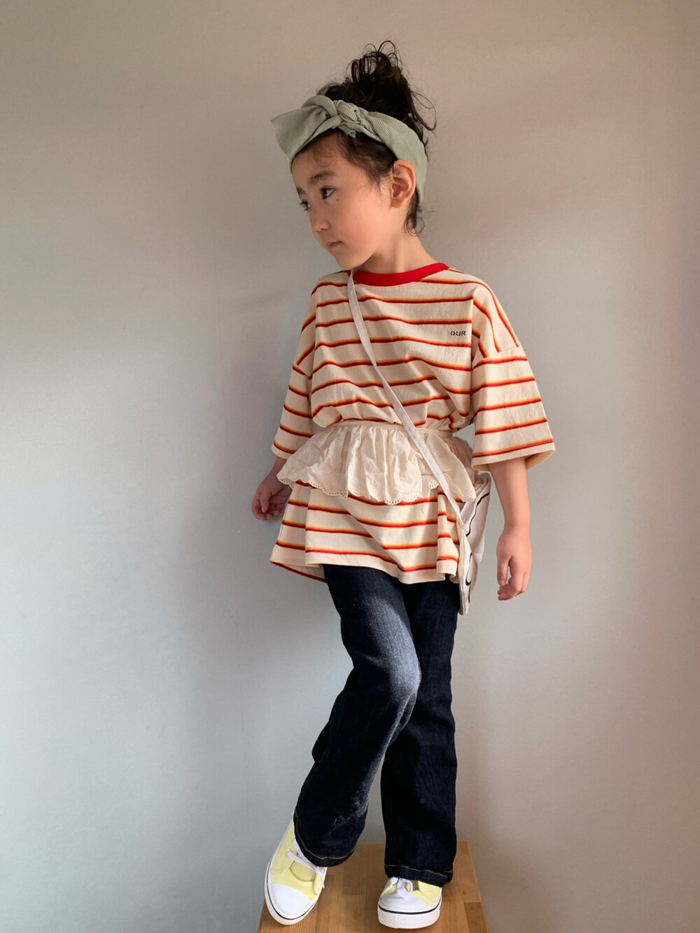 ブルー系のデニムパンツ、イエロー系のスニーカー、レッド系のTシャツ/カットソーを着用したキッズの春コーディネートの2枚目の写真