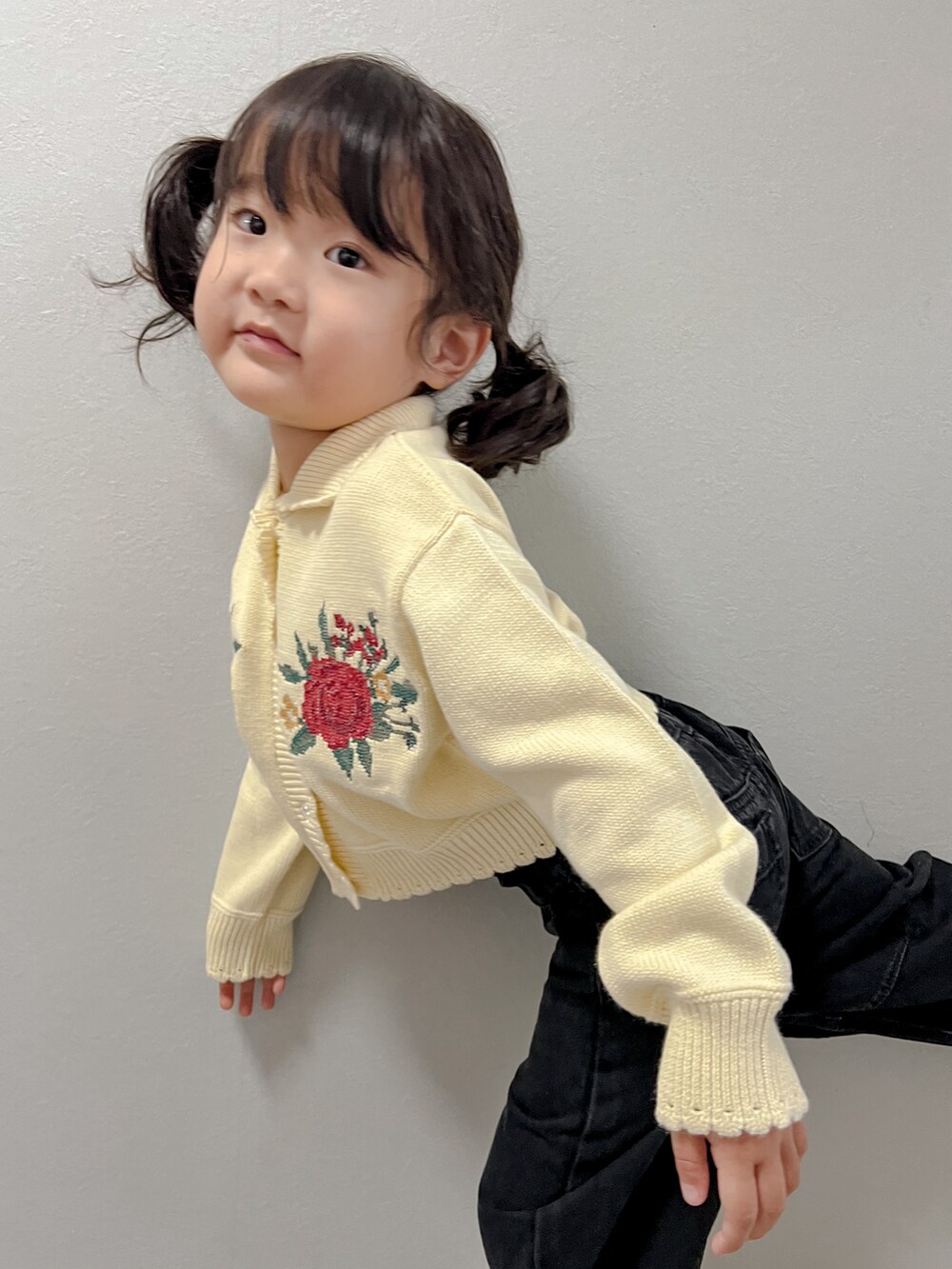 「秋コーデ、カーディガン、レトロ、カジュアル、デニム、スニーカー、休日スタイル、lowrysfarmkids」｜「GUのアイテム（デニムパンツ、グレー系）」を使った、いちふぅ姉妹さん（キッズ・110cm）の秋コーディネートの4枚目の写真