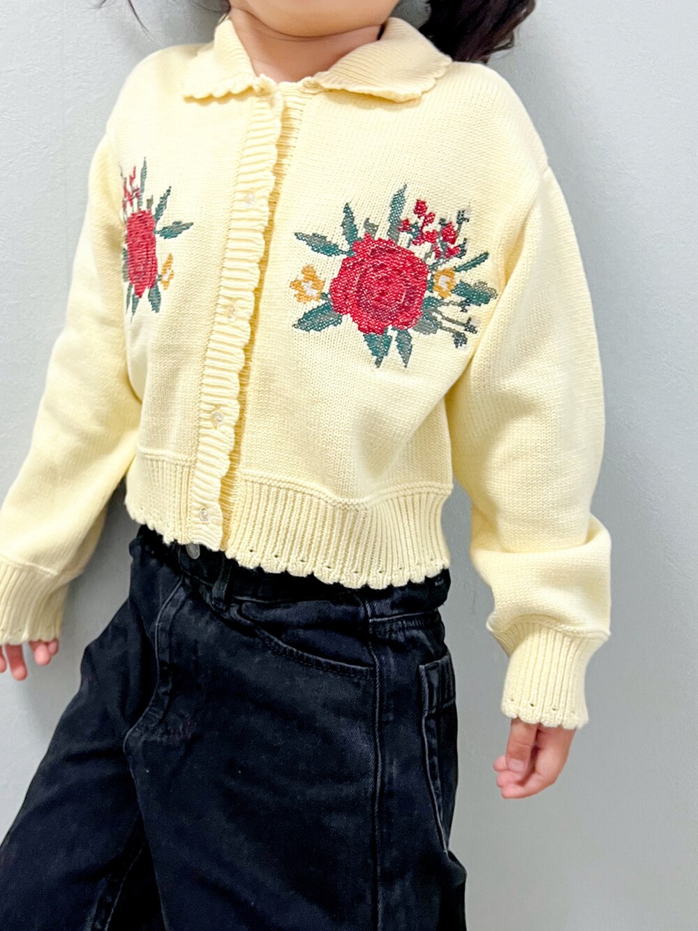 「秋コーデ、カーディガン、レトロ、カジュアル、デニム、スニーカー、休日スタイル、lowrysfarmkids」｜「GUのアイテム（デニムパンツ、グレー系）」を使った、いちふぅ姉妹さん（キッズ・110cm）の秋コーディネートの5枚目の写真