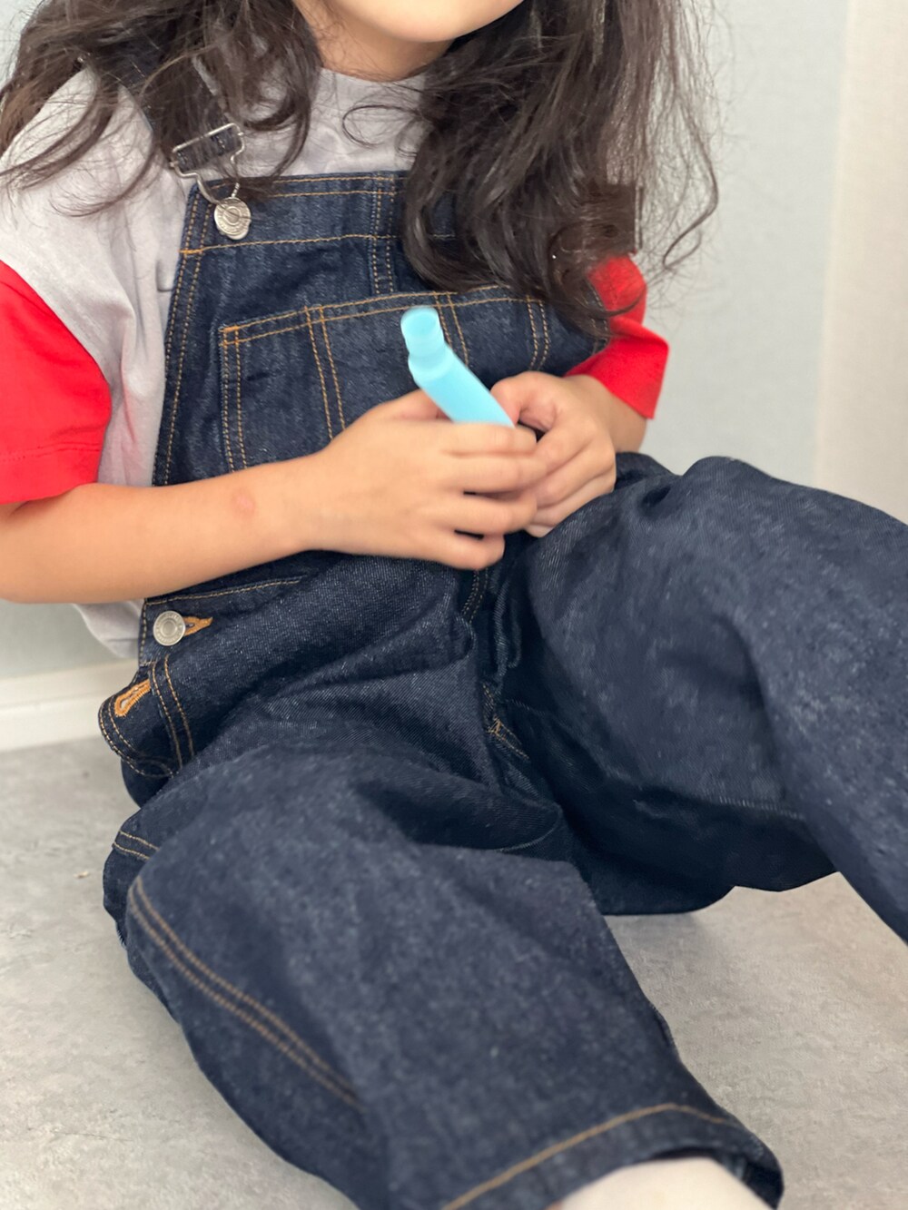 「春服みてみて、休日スタイル、デニム、オールインワン、オーバーオール、レイヤードスタイル、タンクトップ、LOWRYS FARM、カジュアルコーデ、サロペット」｜「LOWRYS FARMのＣＯＮＥデニムオーバーオール　177896（サロペット/オーバーオール、ブルー系）」を使った、いちふぅ姉妹さん（キッズ・120cm）の春コーディネートの3枚目の写真