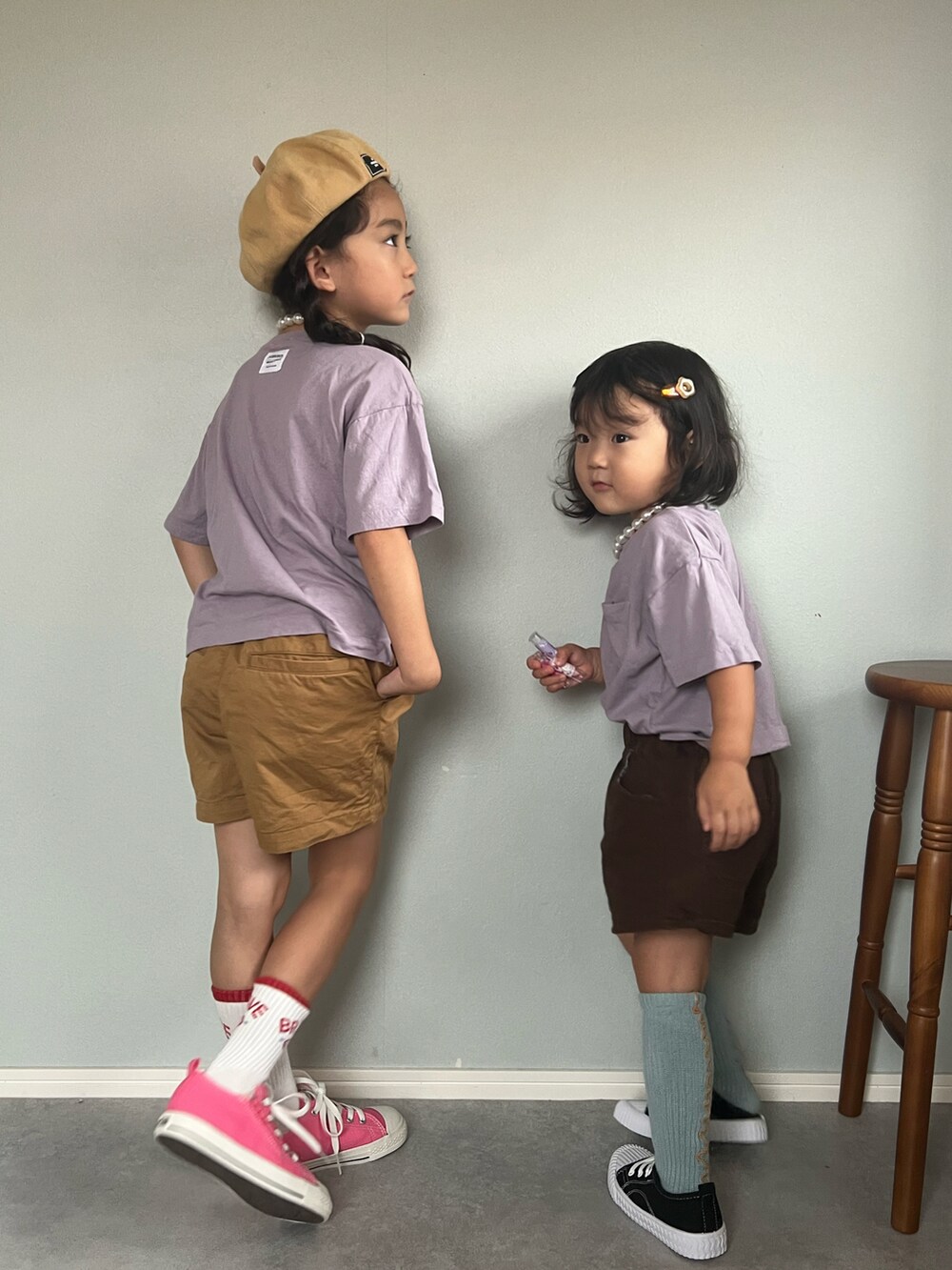 「お出かけコーデ、休日スタイル、夏だ！Tシャツ着よう！、パールネックレス、ショートパンツ、タックイン、コンバース、スニーカー、お揃いコーデ、ベレー帽、ハイソックス、シンプルコーデ、Tシャツ」｜「pairmanonのアイテム（Tシャツ/カットソー、ピンク系）」を使った、いちふぅ姉妹さん（キッズ・120cm）の夏コーディネートの3枚目の写真