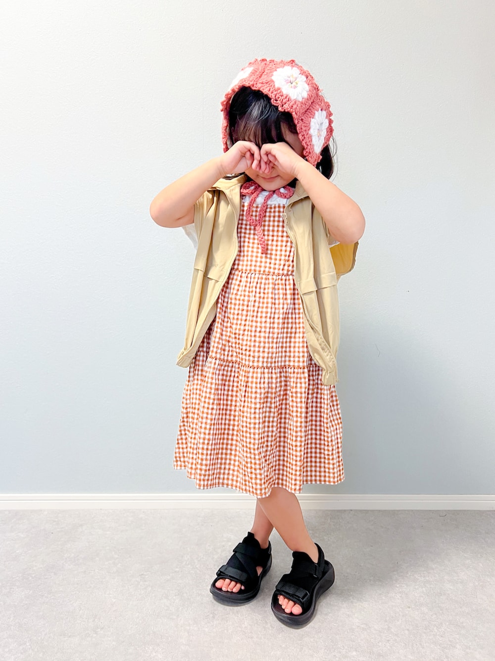 「夏ルックで気分アップ、ワンピース、カジュアル、Tシャツ、プチプラ」｜「ABC-MARTのアイテム（サンダル、ブラック系）」を使った、いちふぅ姉妹さん（キッズ・110cm）の夏コーディネートの2枚目の写真