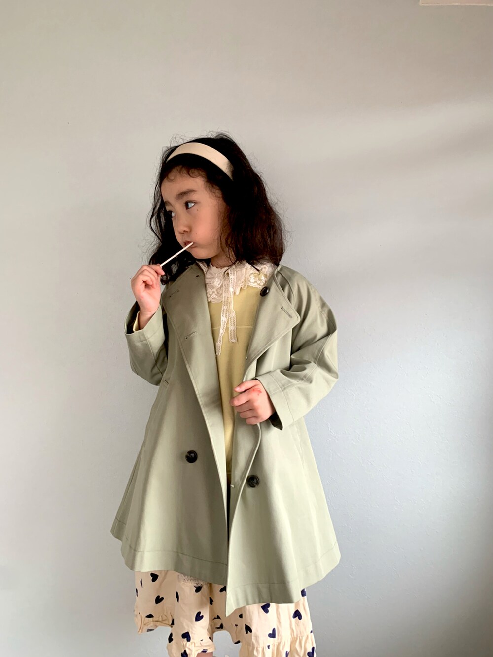 「キッズコーデ、カジュアルコーデ、着回しコーデ、レイヤードスタイル、スカート、韓国子供服、スニーカー、春アウター、ビッグシルエット、ロゴスウェット、ビタミンカラー」｜「LOWRYS FARMのピグメントBIGプルオーバー　261896（スウェット、イエロー系）」を使った、いちふぅ姉妹さん（キッズ・110cm）の冬コーディネートの3枚目の写真