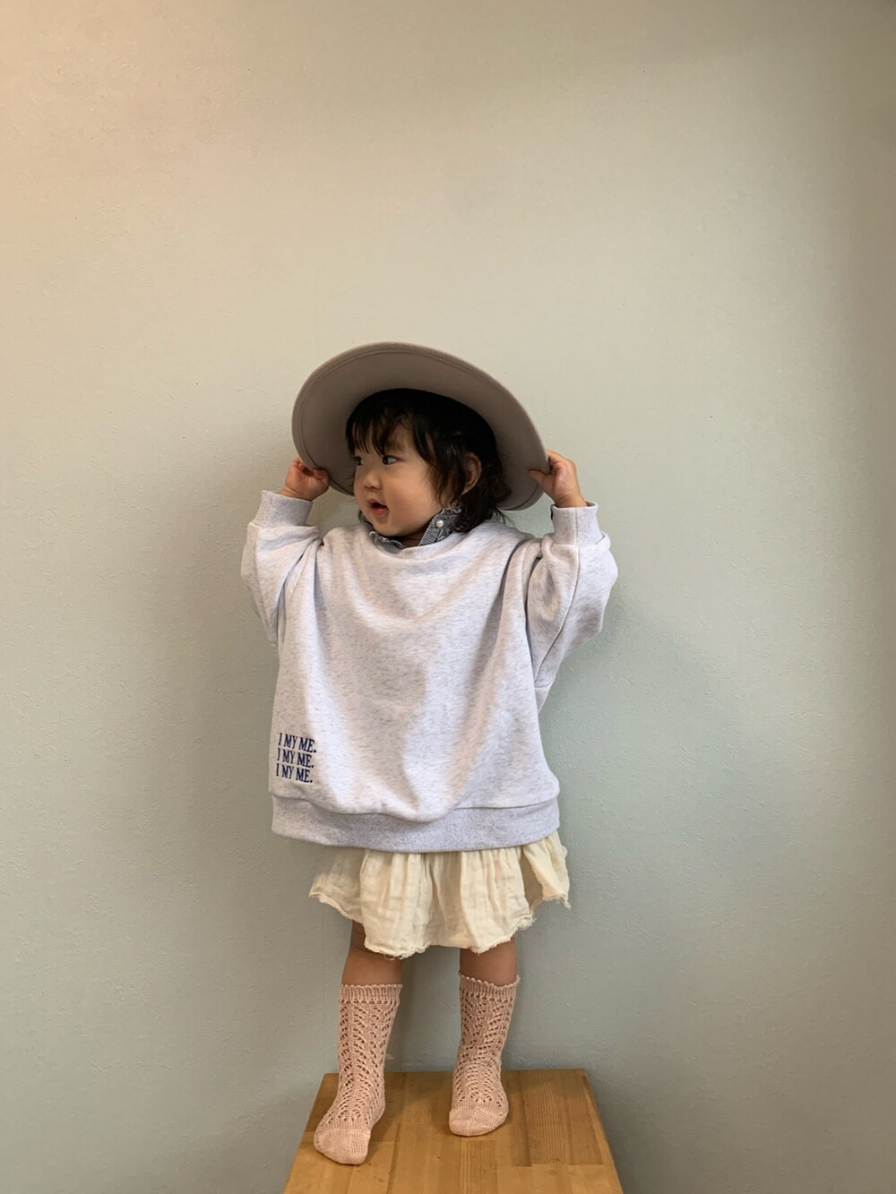「女の子コーデ、韓国子供服、フェルトハット、おとばなコーデ」｜「the otogibanashi...supplyのアイテム（スウェット、グレー系）」を使った、いちふぅ姉妹さん（キッズ・110cm）の冬コーディネートの2枚目の写真