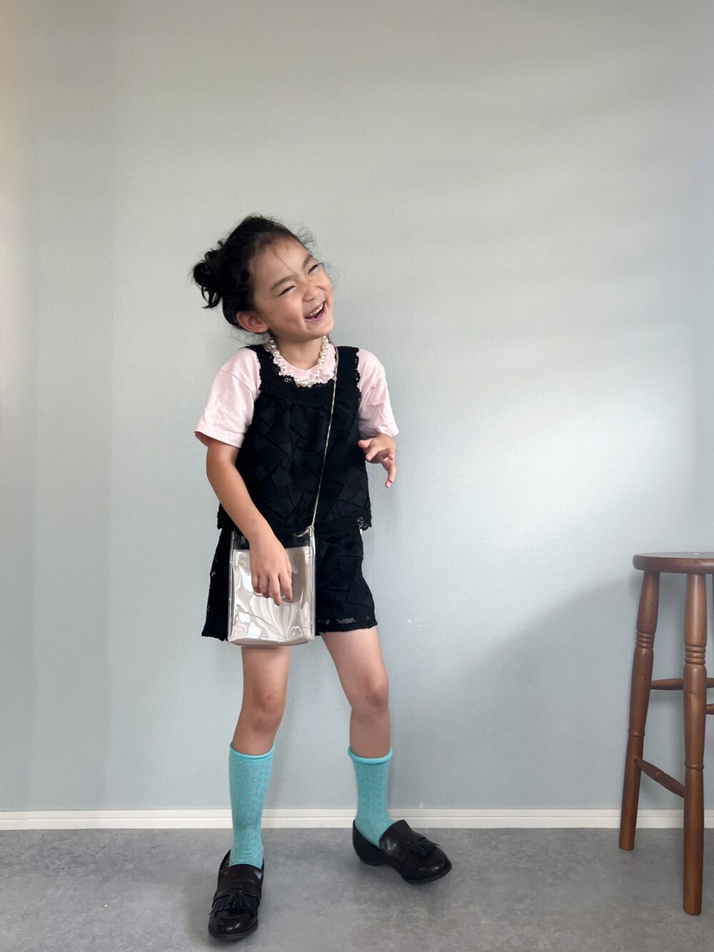 ブラック系のその他パンツ、ブラック系のタンクトップ、ピンク系のTシャツ/カットソーを着用したキッズの夏コーディネートの3枚目の写真