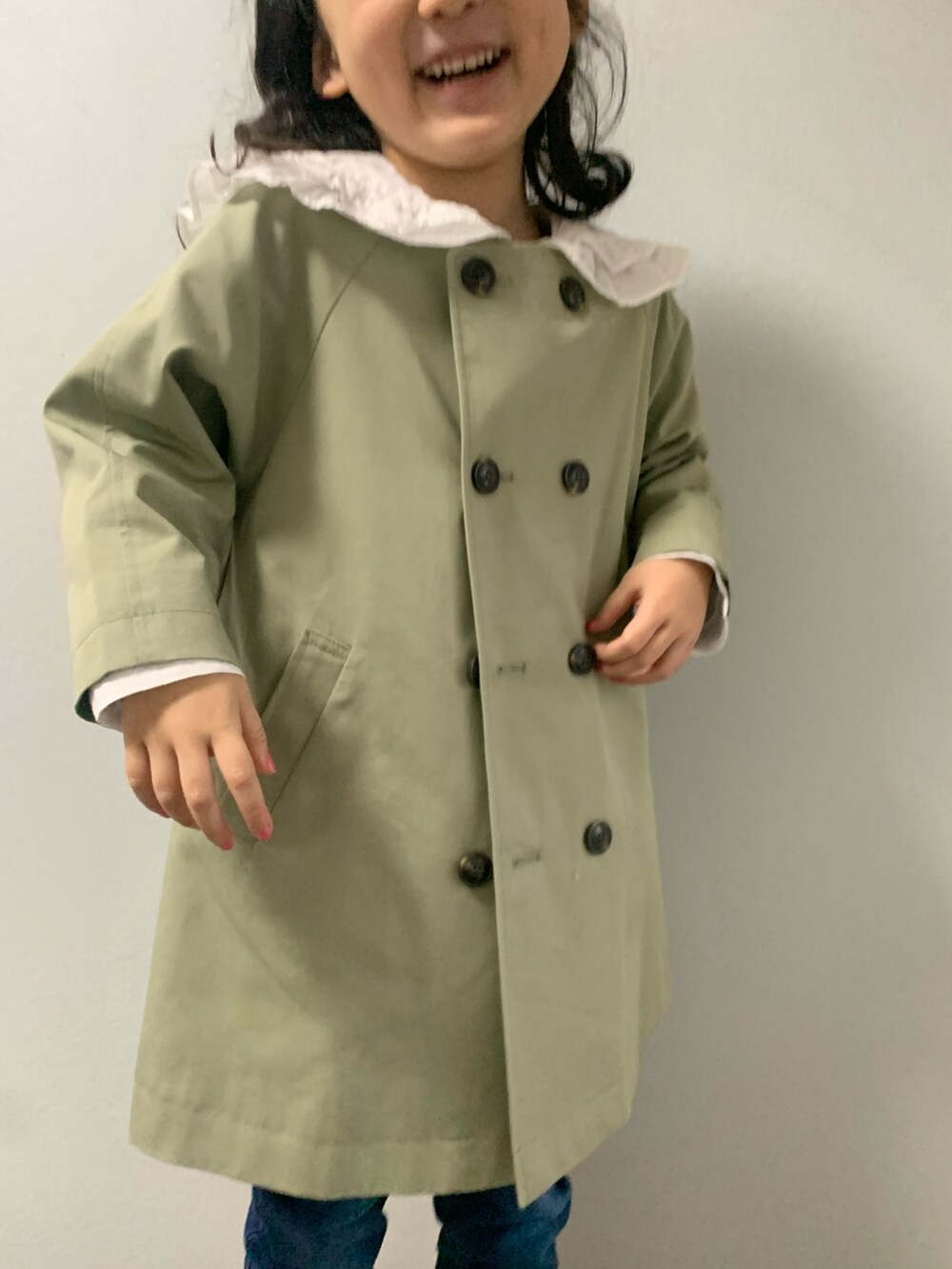 「LOWRYS FARM、lowrysfarmkids、ノーカラーコート、春アウター、春コーデ、トレンチコート、デニム、バレエシューズ、ビッグカラー、カチューシャ」｜「LOWRYS FARMのノーカラートレンチコート　254715（ノーカラーコート、グリーン系）」を使った、いちふぅ姉妹さん（キッズ・110cm）の春コーディネートの3枚目の写真