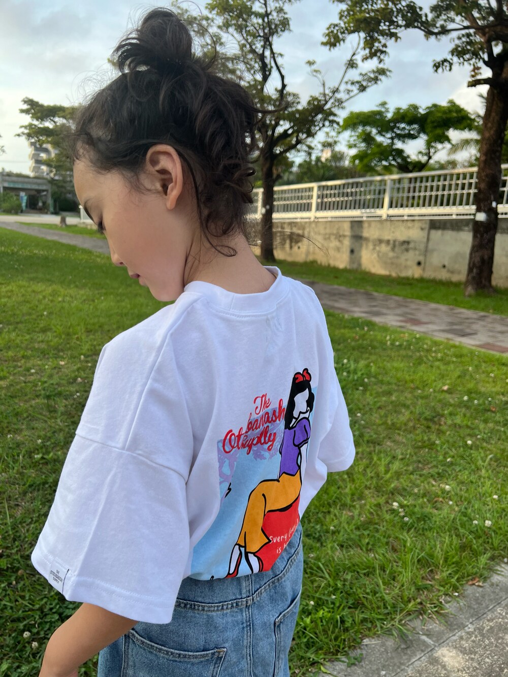「夏のコスメと服、休日スタイル、白Tシャツ、デニム、スカート、ZARA KIDS、おとばなコーデ、カジュアルコーデ、リュックサック、淡色コーデ、女の子コーデ、古着MIX」｜「the otogibanashi supplyのアイテム（Tシャツ/カットソー、ホワイト系）」を使った、いちふぅ姉妹さん（キッズ・120cm）の春コーディネートの5枚目の写真