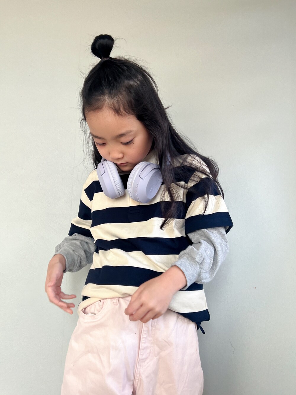 「カジュアルコーデ、ボーダー、ポロシャツ、ワイドパンツ、ストリート、ピンク、UNIQLO、スポーツミックス、春色、レイヤードスタイル、休日スタイル、スニーカー、カラーパンツ、パステルカラー、アウトドアスタイル」｜「UNIQLOのアイテム（パンツ、ピンク系）」を使った、いちふぅ姉妹さん（キッズ・120cm）の冬コーディネートの3枚目の写真