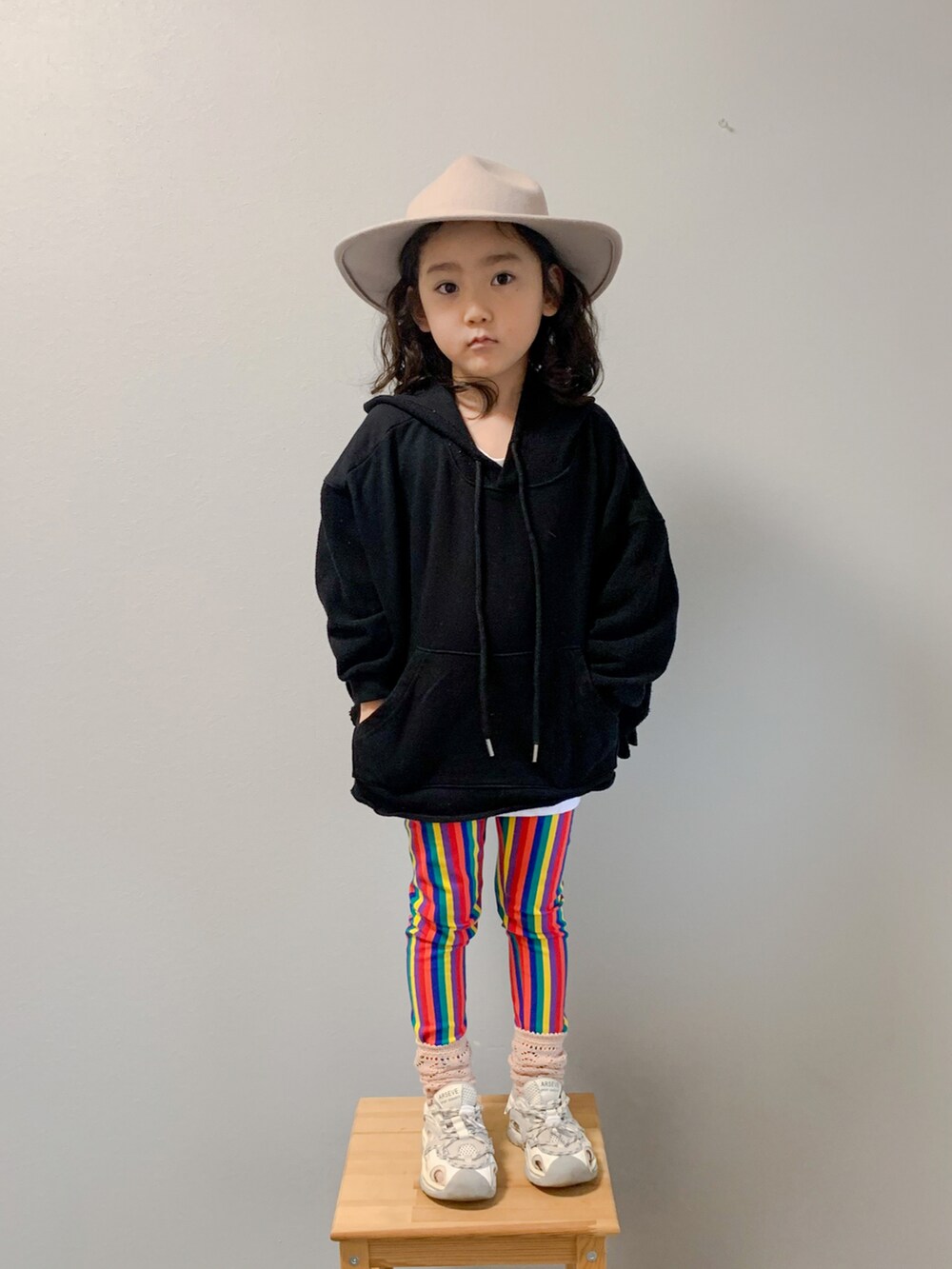 「モノトーン、レギンス、モード、カジュアルコーデ、カラーパンツ」｜「recotokyoのアイテム（その他パンツ、その他）」を使った、いちふぅ姉妹さん（キッズ・110cm）の冬コーディネートの2枚目の写真