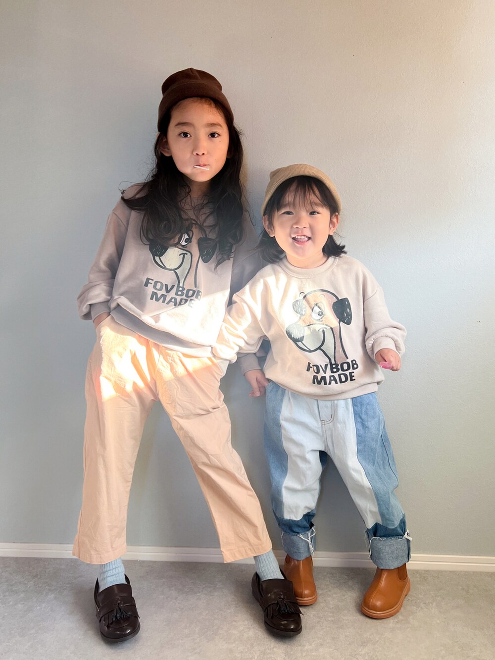 「韓国子供服、ニット帽、カラー×コーデ、トレーナー、スウェット、秋コーデ、イラストT、lowrysfarmkids、デニム、チノパン、ブーツ、ローファー、おそろいコーデ」|「FOVのFOV/フォブ F/B dog トレーナー(スウェット、ホワイト系)」を使った、いちふぅ姉妹さん(キッズ・120cm)の秋コーディネートの2枚目の写真