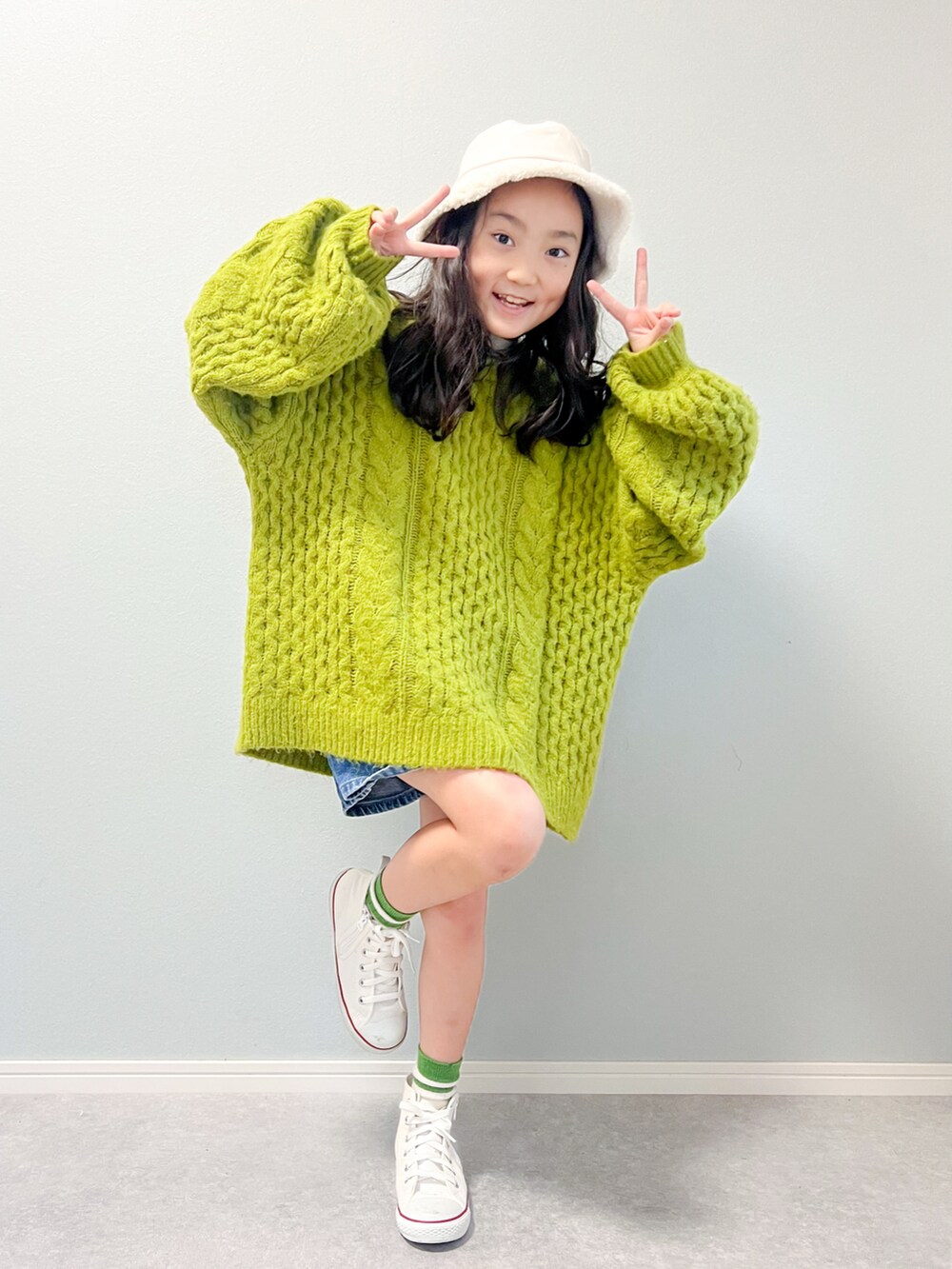 「ミニスカート、ニットワンピース、ニット、チョコ色に染まれ、カジュアルコーデ、デートコーデ、韓国子供服、プチプラ」｜「devirockの洗える ビッグシルエット　ケーブル編み やわらかニットプルオーバー（ニット/セーター、グリーン系）」を使った、いちふぅ姉妹さん（キッズ・133cm）の冬コーディネートの4枚目の写真