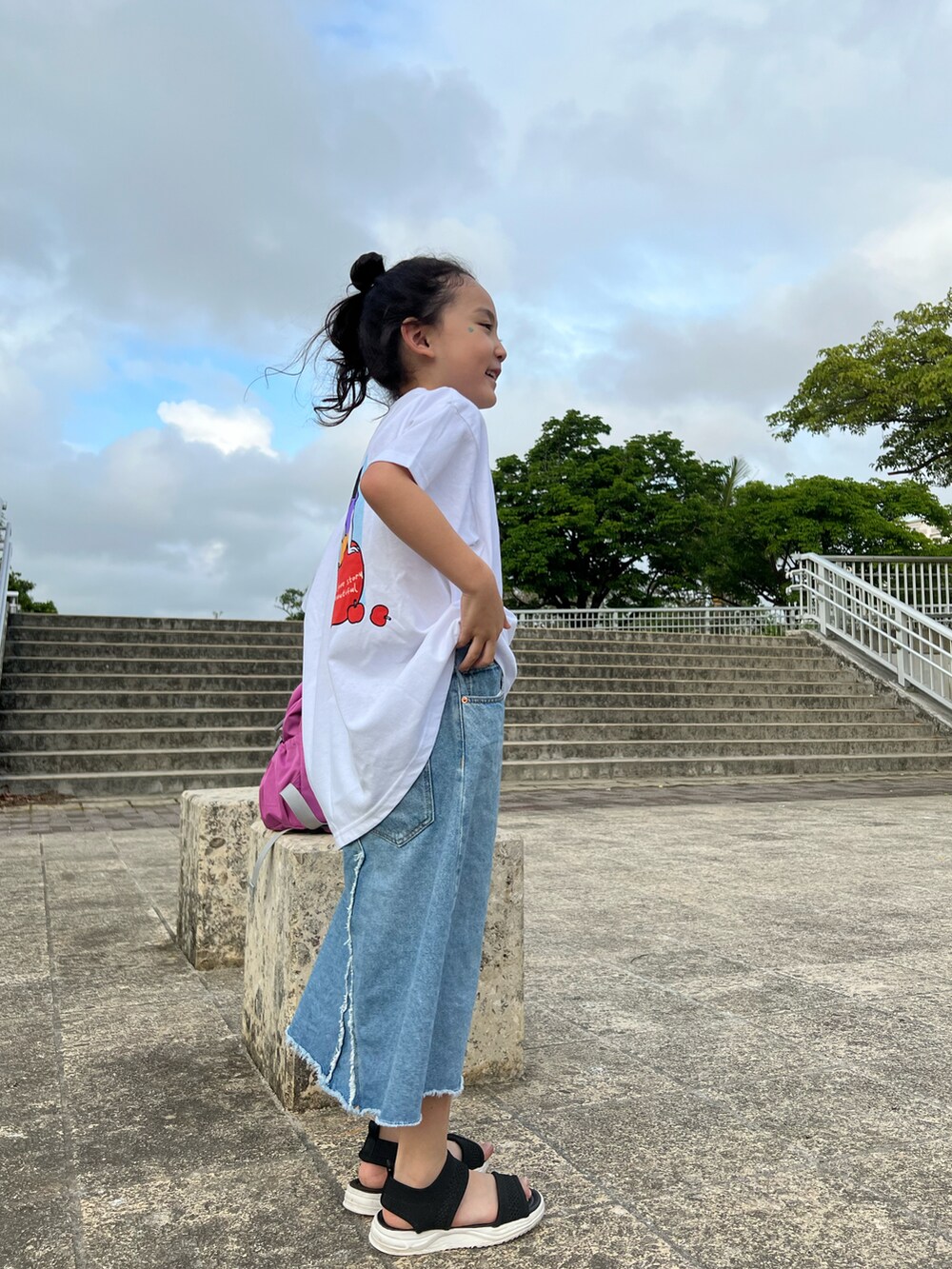 「夏のコスメと服、休日スタイル、白Tシャツ、デニム、スカート、ZARA KIDS、おとばなコーデ、カジュアルコーデ、リュックサック、淡色コーデ、女の子コーデ、古着MIX」｜「the otogibanashi supplyのアイテム（Tシャツ/カットソー、ホワイト系）」を使った、いちふぅ姉妹さん（キッズ・120cm）の春コーディネートの3枚目の写真
