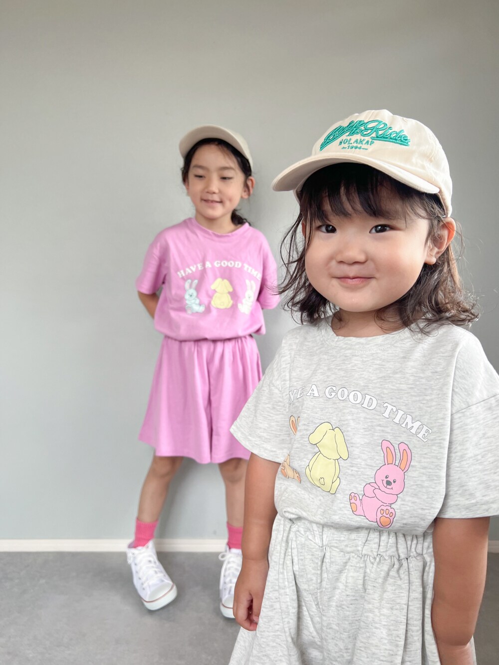 「お出かけコーデ日記、スニーカー、セットアップ、韓国子供服、カラーソックス、コンバース、キャップ」｜「moomoozのアイテム（オールインワン・サロペット、ピンク系）」を使った、いちふぅ姉妹さん（キッズ・120cm）の春コーディネートの3枚目の写真