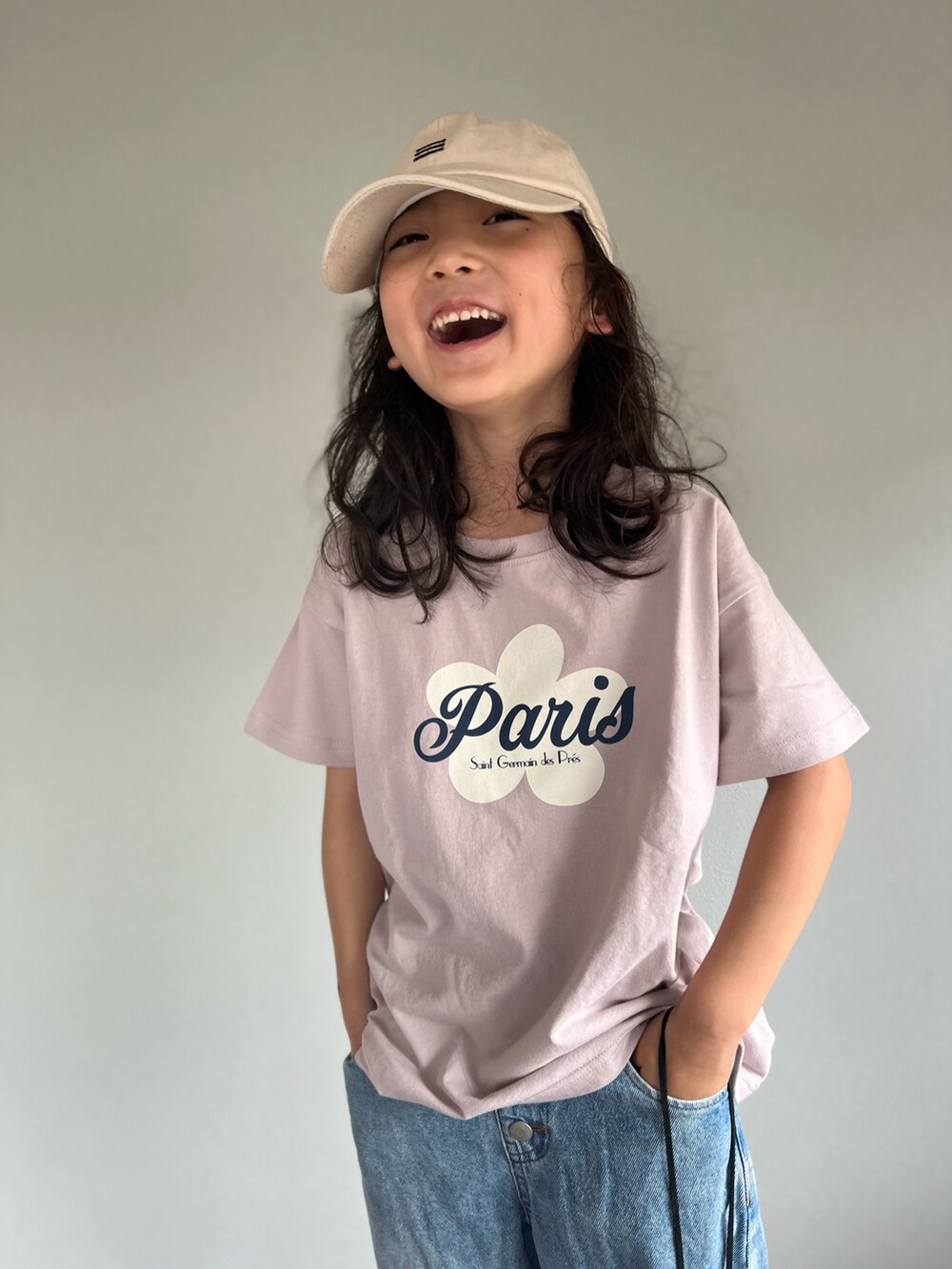 ベージュ系のTシャツ/カットソー、グリーン系のブルゾン、ブルー系のデニムパンツを着用したキッズの春コーディネートの2枚目の写真