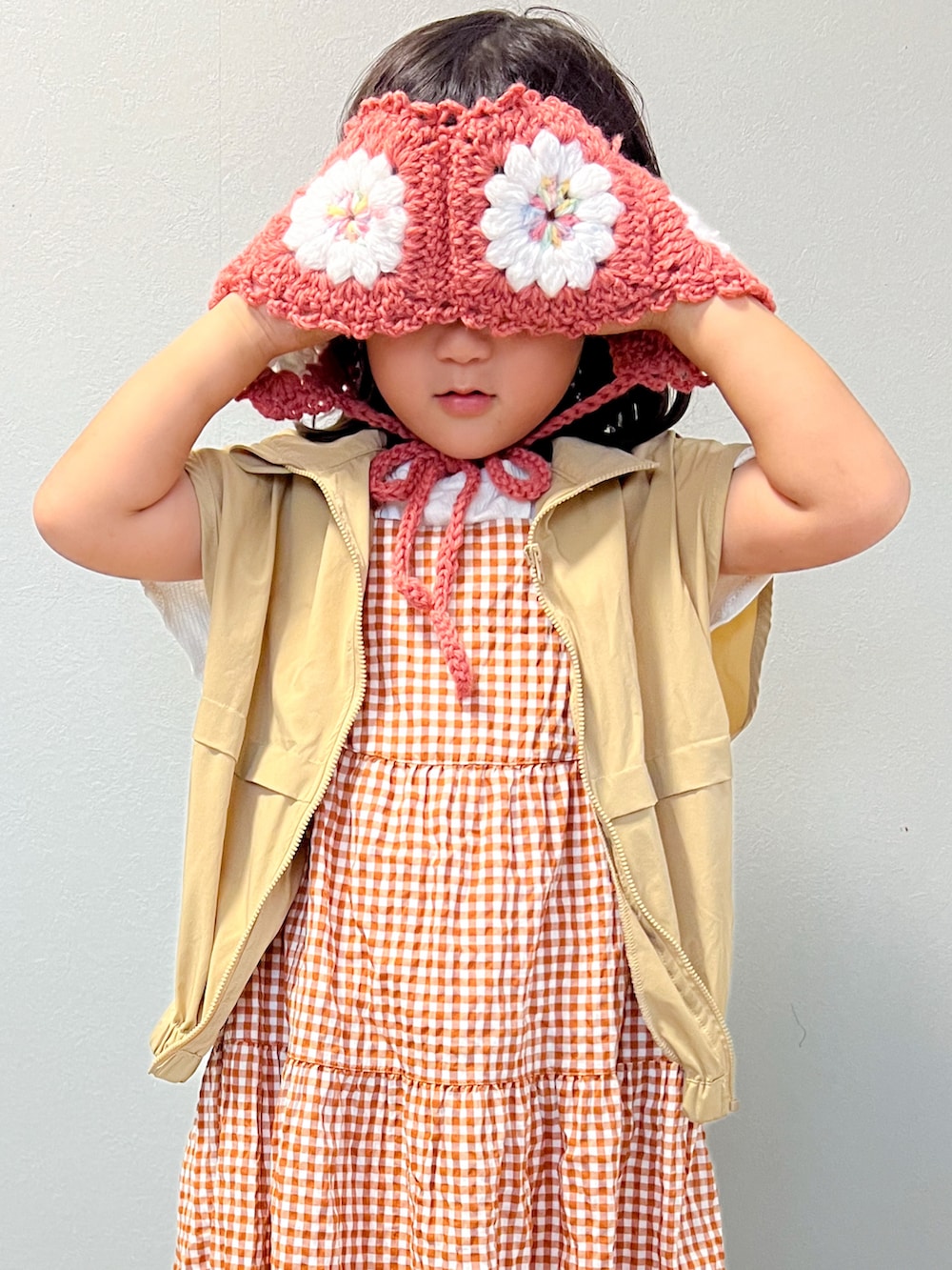 「夏ルックで気分アップ、ワンピース、カジュアル、Tシャツ、プチプラ」｜「ABC-MARTのアイテム（サンダル、ブラック系）」を使った、いちふぅ姉妹さん（キッズ・110cm）の夏コーディネートの3枚目の写真