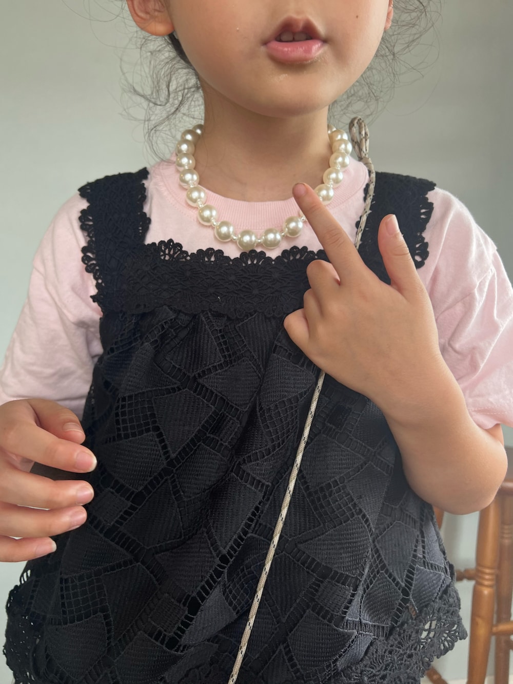 ブラック系のその他パンツ、ブラック系のタンクトップ、ピンク系のTシャツ/カットソーを着用したキッズの夏コーディネートの4枚目の写真