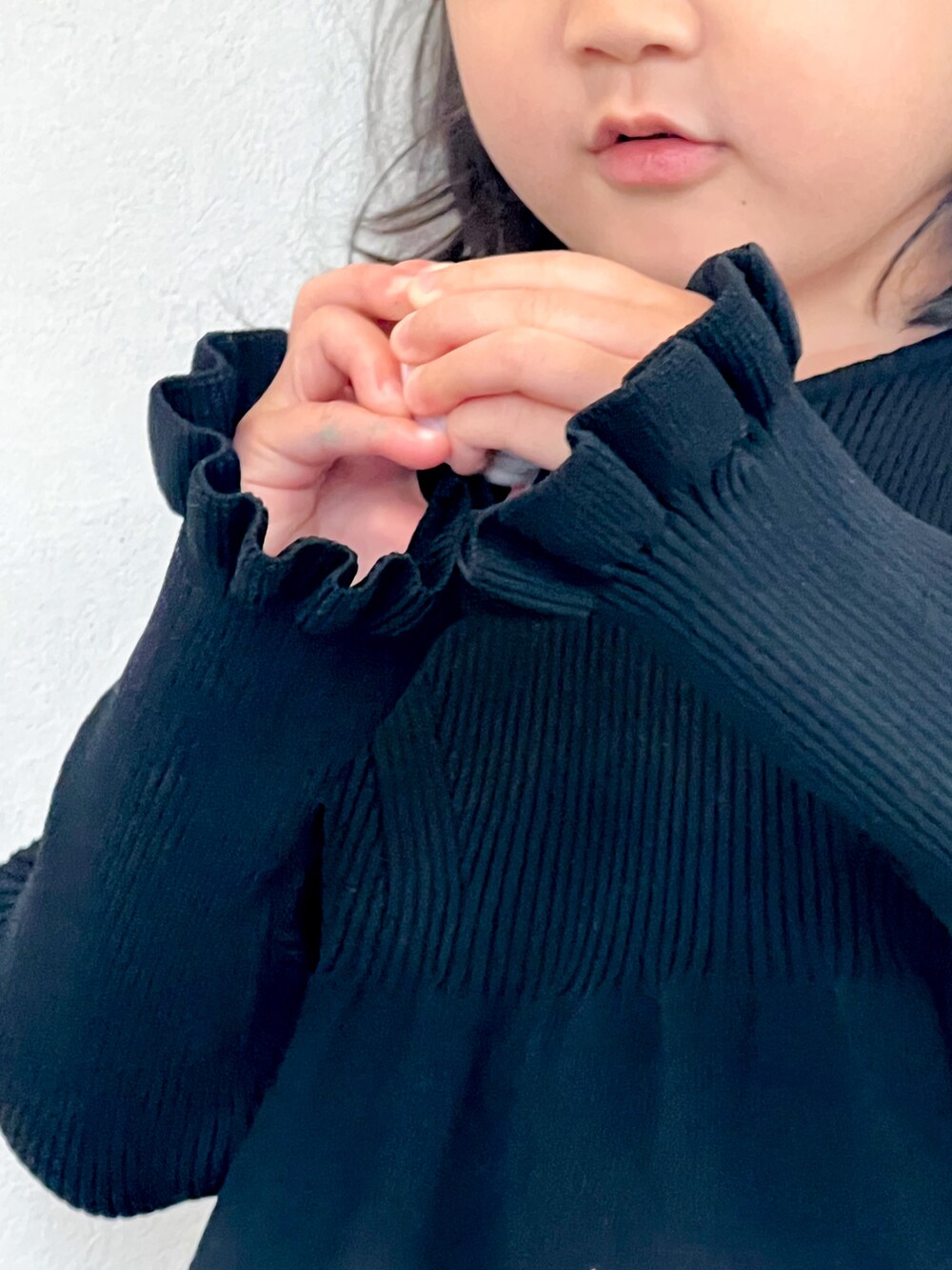 「lowrysfarmkids、ニットワンピース、ニット、ワントーンコーデ、シンプルコーデ、休日スタイル、ブーツ」｜「LOWRYS FARMのリブニットワンピースＬＳ　 283734（ワンピース、ブラック系）」を使った、いちふぅ姉妹さん（キッズ・110cm）の冬コーディネートの3枚目の写真