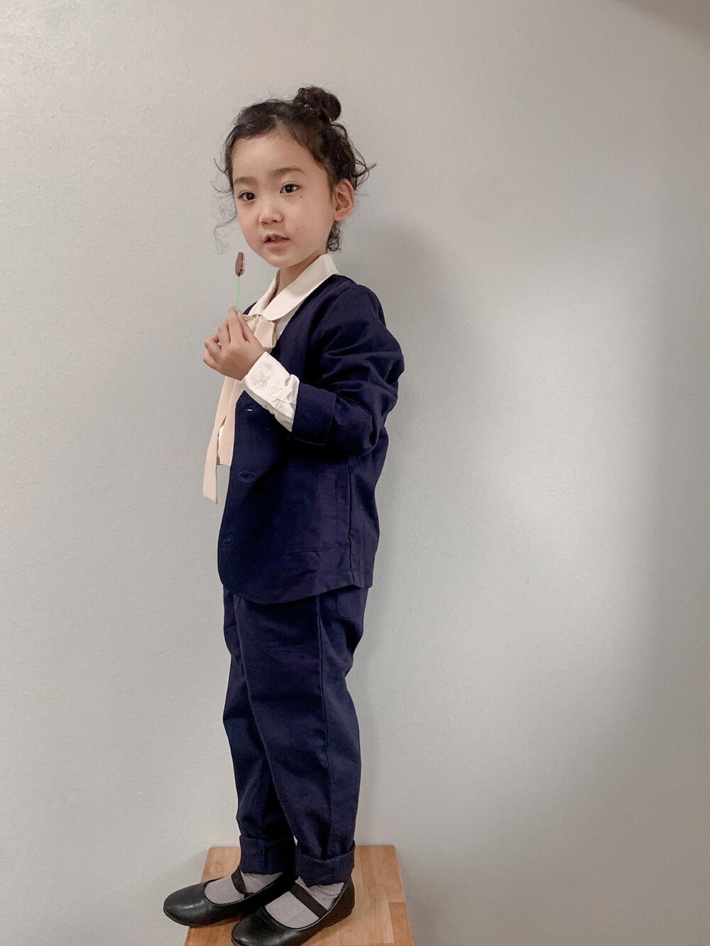 「リネン、セットアップ、フォーマル、パンツスタイル、ボウタイブラウス、秋服準備はじめました、ジャケットスタイル」｜「ifyoukidsのアイテム（スーツセット、ブルー系）」を使った、いちふぅ姉妹さん（キッズ・110cm）の夏コーディネートの2枚目の写真