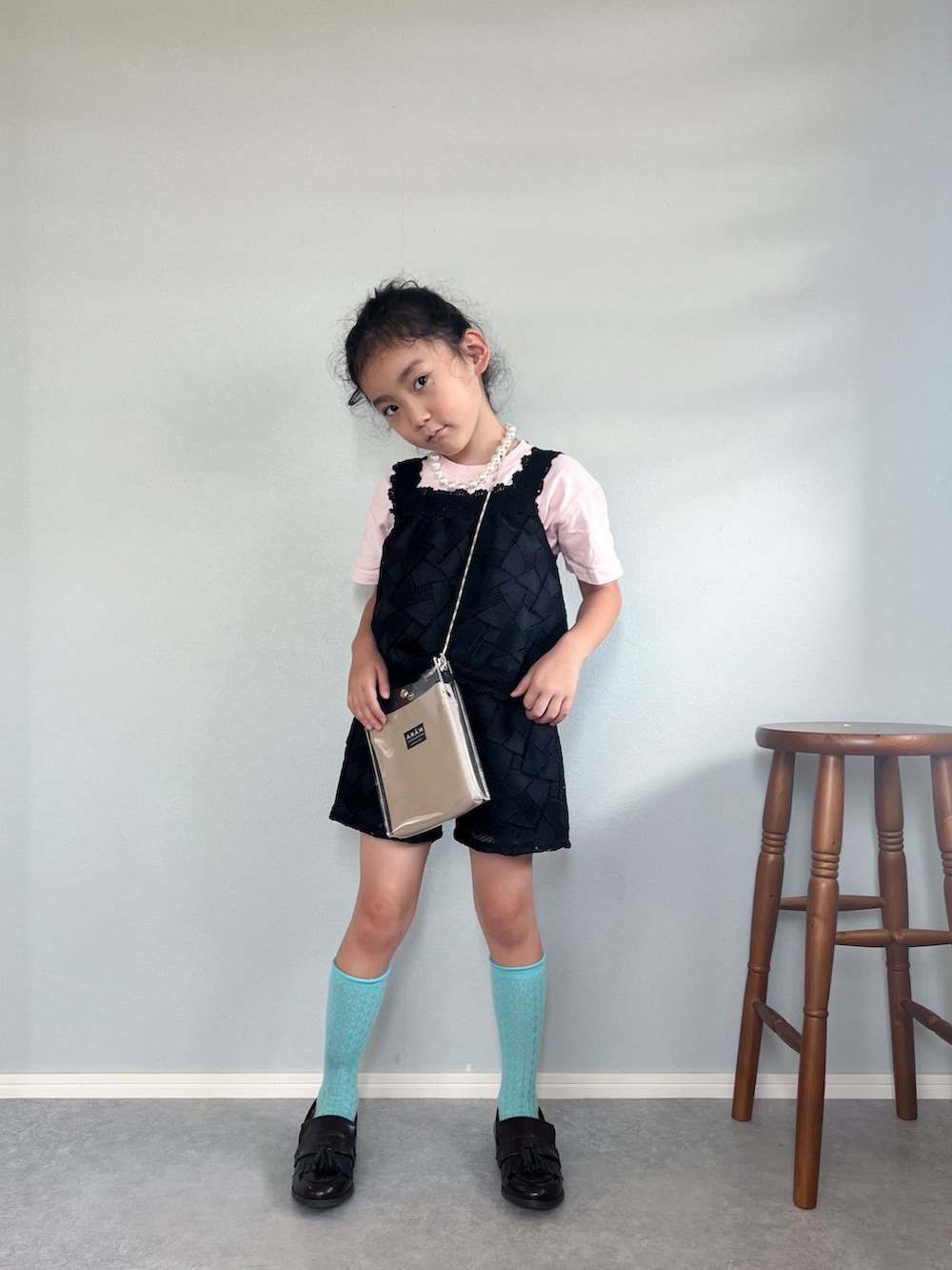 ブラック系のその他パンツ、ブラック系のタンクトップ、ピンク系のTシャツ/カットソーを着用したキッズの夏コーディネートの2枚目の写真