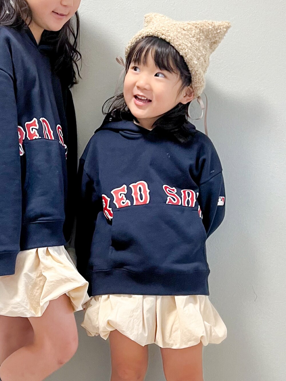 「バルーンスカート、スポーツミックス、ガーリーカジュアル、パーカー、スウェット、ニット帽、春カラー、ブーツ」|「and D. petit mainの【MLB】ロゴプリントワイドスウェットパーカー(パーカー、ブルー系)」を使った、いちふぅ姉妹さん(キッズ・110cm)の冬コーディネートの3枚目の写真