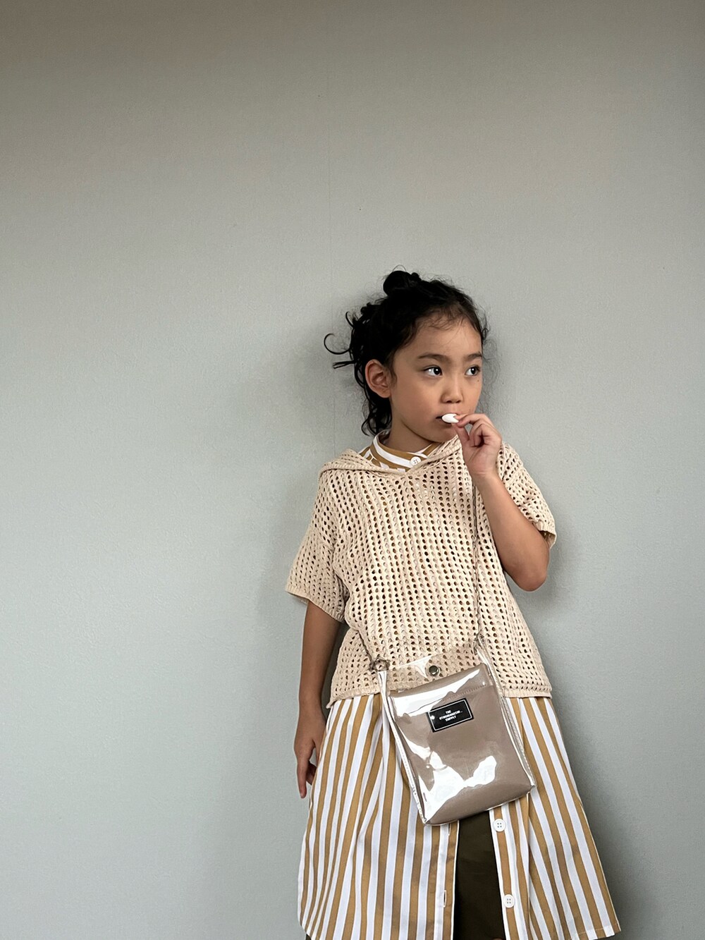 「お出かけコーデ日記、ストリート、休日コーデ、シャツスタイル、春夏コーデ、lowrysfarmkids、メッシュニット、カーゴパンツ、モード、レイヤードスタイル、ストライプシャツ」｜「LOWRYS FARMのメッシュニットセーラー　191157（ニット/セーター、ホワイト系）」を使った、いちふぅ姉妹さん（キッズ・120cm）の春コーディネートの2枚目の写真
