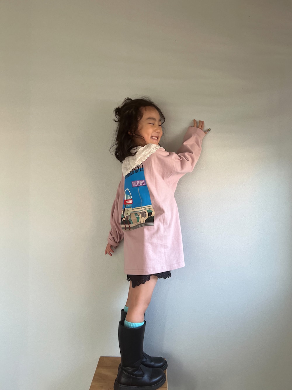 ピンク系のTシャツ/カットソー、ブルー系のソックス/靴下、ホワイト系のベルトを着用したキッズの秋コーディネートの2枚目の写真