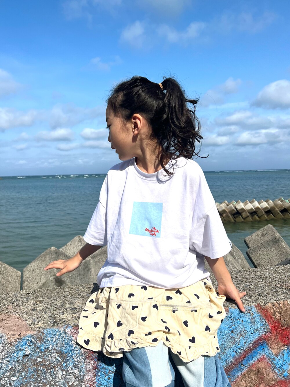 「みんなの白Tフェス、夏コーデ、ロゴT、イラストT、バックプリント、デニム、スカート、シンプルコーデ、カジュアルコーデ、レイヤードスタイル、女の子コーデ、小学生」｜「the otogibanashi supplyのアイテム（Tシャツ/カットソー、ホワイト系）」を使った、いちふぅ姉妹さん（キッズ・120cm）の夏コーディネートの4枚目の写真