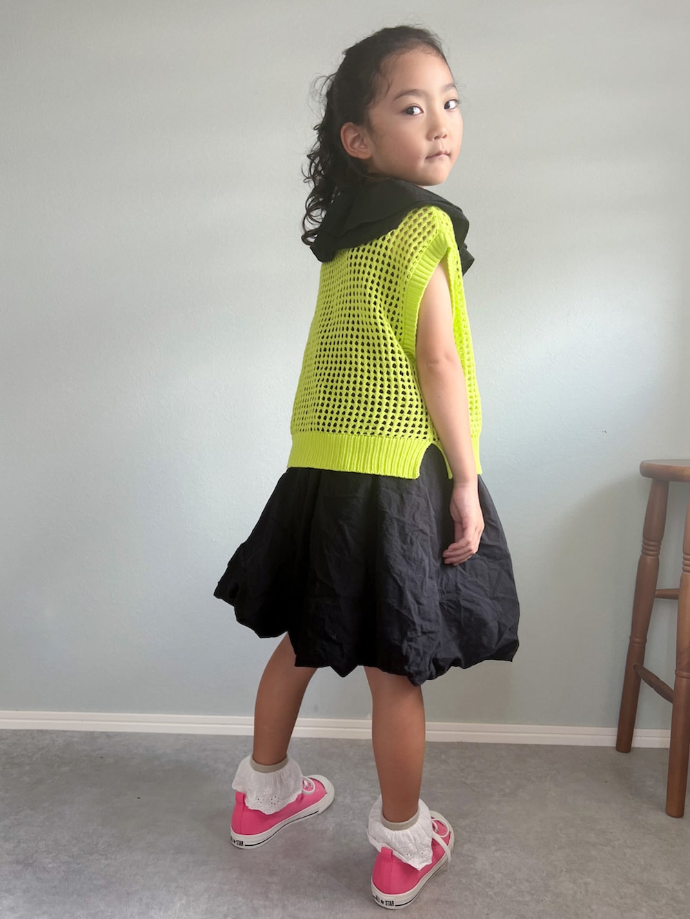 「lowrysfarmkids、ワンピース、スニーカー、ビッグカラー、メッシュニット、メッシュトップス、レイヤードスタイル、カラーコーデ、モノトーン」｜「LOWRYS FARMのツケエリバルーンワンピース　964556（ワンピース、ブラック系）」を使った、いちふぅ姉妹さん（キッズ・120cm）の夏コーディネートの4枚目の写真