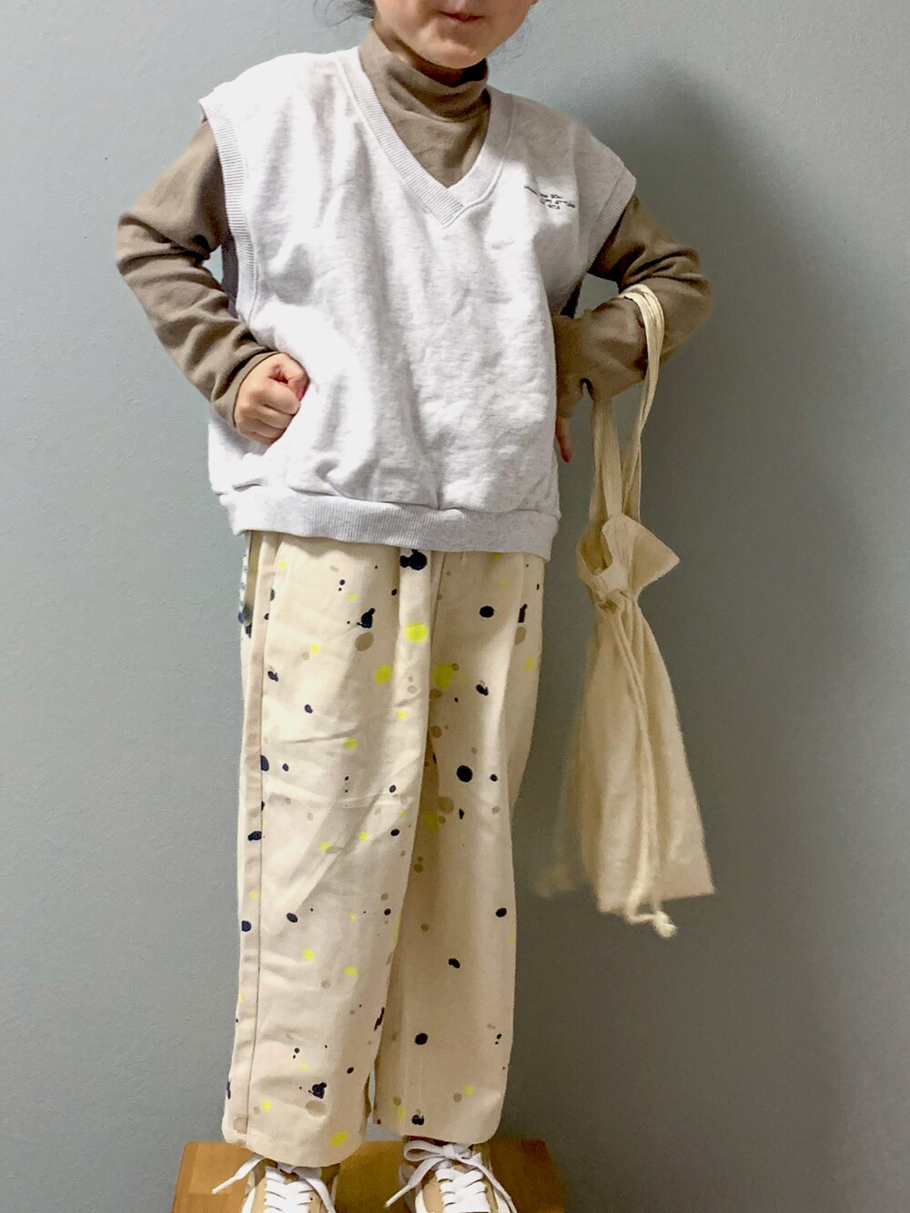 「休日スタイル、デニム、レイヤードスタイル、LOWRYS FARM、lowrysfarmkids」｜「無印良品のアイテム（トップス、グレー系）」を使った、いちふぅ姉妹さん（キッズ・110cm）の冬コーディネートの2枚目の写真