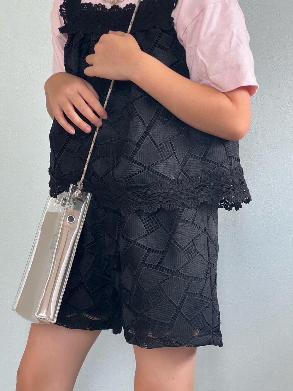 ブラック系のその他パンツ、ブラック系のタンクトップ、ピンク系のTシャツ/カットソーを着用したキッズの夏コーディネートの5枚目の写真