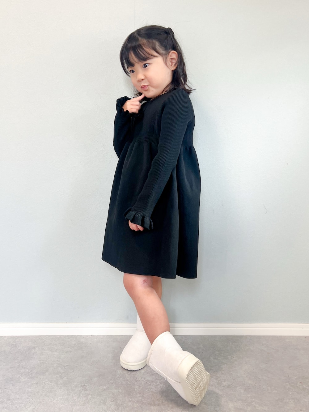 「lowrysfarmkids、ニットワンピース、ニット、ワントーンコーデ、シンプルコーデ、休日スタイル、ブーツ」｜「LOWRYS FARMのリブニットワンピースＬＳ　 283734（ワンピース、ブラック系）」を使った、いちふぅ姉妹さん（キッズ・110cm）の冬コーディネートの2枚目の写真