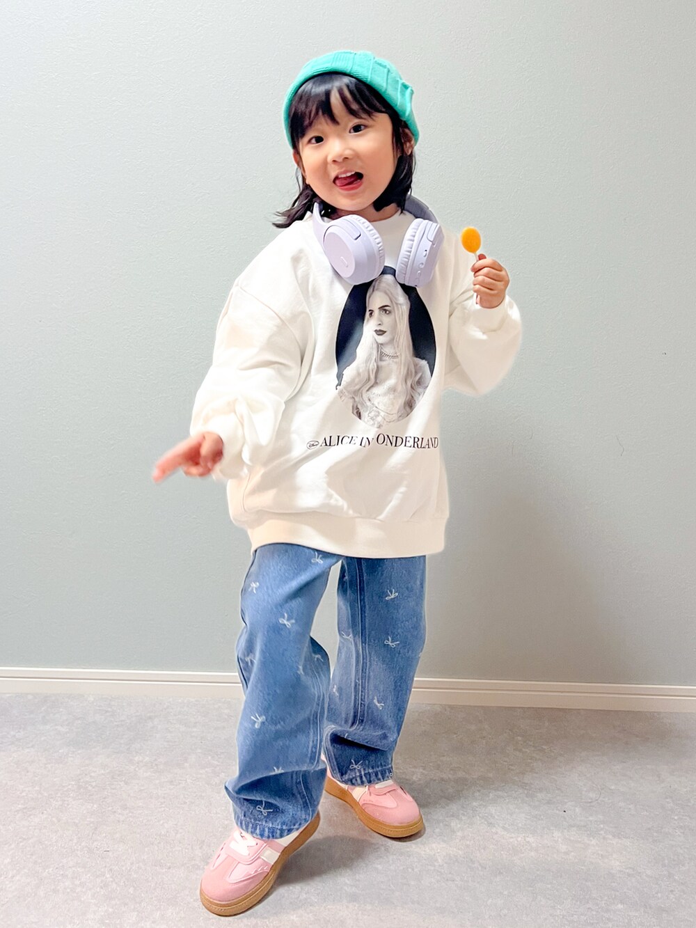 「ホワイトコーデ、カジュアルコーデ、スウェット、オーバーサイズ、デニム、lowrysfarmkids、シンプルコーデ」｜「LOWRYS FARMのガラデニムストレートパンツ　208817（デニムパンツ、ブルー系）」を使った、いちふぅ姉妹さん（キッズ・110cm）の冬コーディネートの2枚目の写真