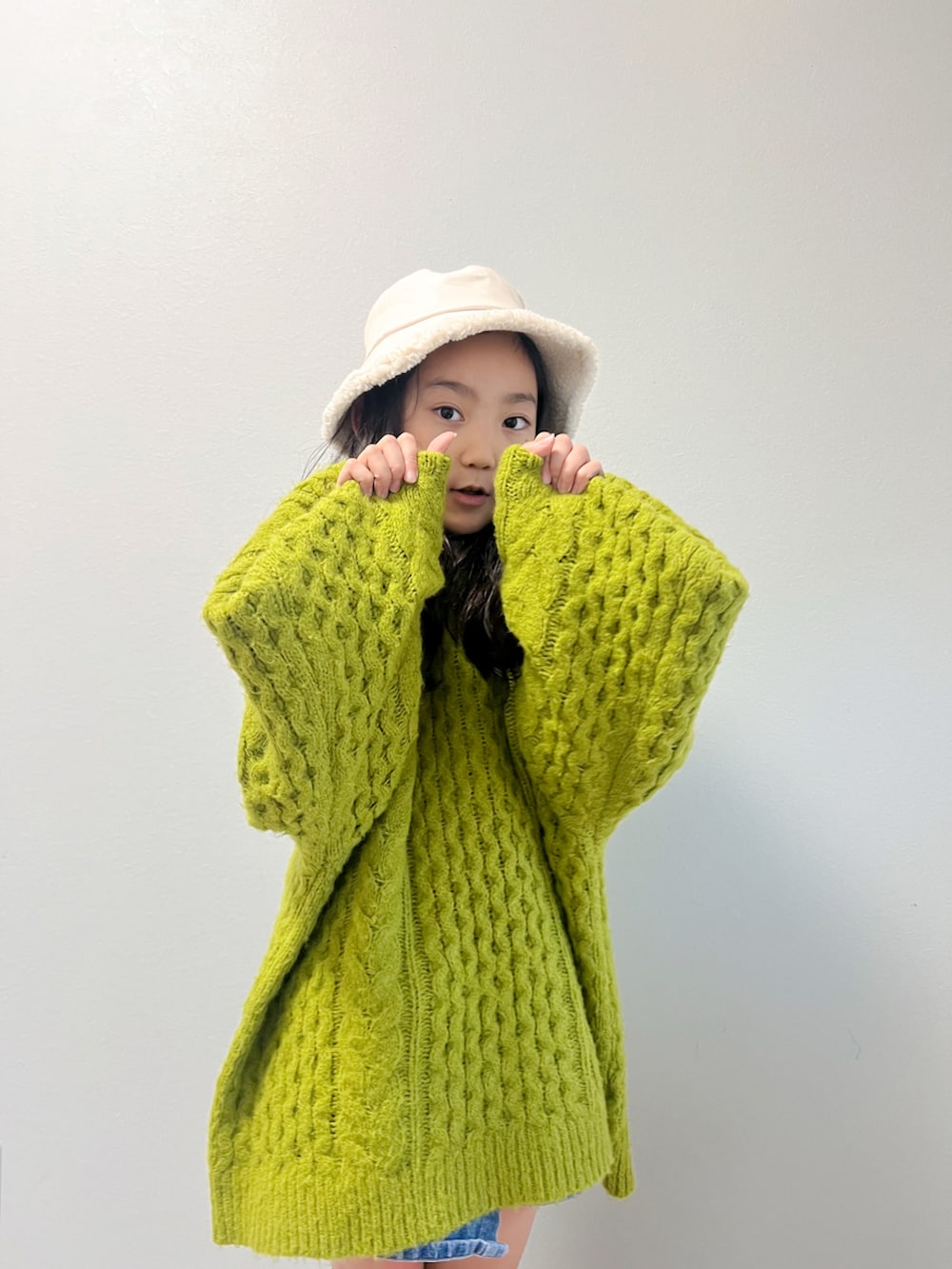 「ミニスカート、ニットワンピース、ニット、チョコ色に染まれ、カジュアルコーデ、デートコーデ、韓国子供服、プチプラ」｜「devirockの洗える ビッグシルエット　ケーブル編み やわらかニットプルオーバー（ニット/セーター、グリーン系）」を使った、いちふぅ姉妹さん（キッズ・133cm）の冬コーディネートの2枚目の写真