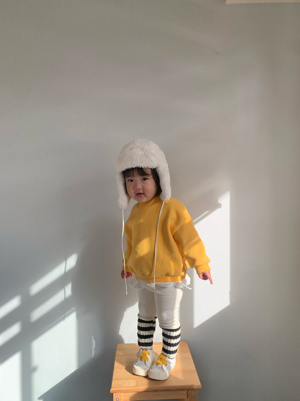 「クリスマスに着たい服、冬コーデ、あったかコーデ、韓国子供服、休日スタイル、タートルネック、トレーナー、プチプラ、セットアップ、ホワイトコーデ、ビタミンカラー」｜「utakokoのアイテム（スウェット、イエロー系）」を使った、いちふぅ姉妹さん（キッズ・110cm）の冬コーディネートの2枚目の写真