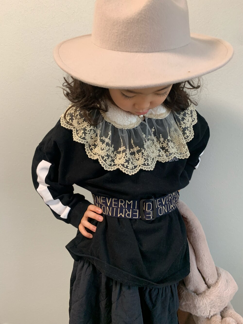「クリスマスに着たい服、マイベストコーデ2021、ビッグシルエット、クリスマスカラー、ブラックコーデ、キルティングスカート、わたしの推しブランド」｜「the otogibanashi supply ...のアイテム（ハット、グレー系）」を使った、いちふぅ姉妹さん（キッズ・110cm）の冬コーディネートの3枚目の写真