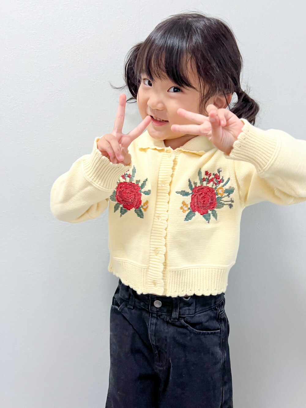 「秋コーデ、カーディガン、レトロ、カジュアル、デニム、スニーカー、休日スタイル、lowrysfarmkids」｜「GUのアイテム（デニムパンツ、グレー系）」を使った、いちふぅ姉妹さん（キッズ・110cm）の秋コーディネートの3枚目の写真