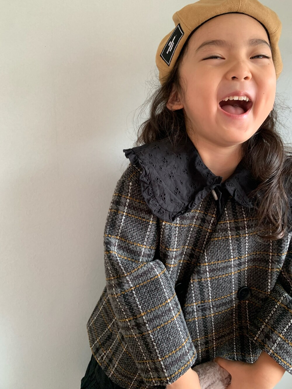 「カーディガン、ワンピース、スカート、休日スタイル、古着MIX、キッズファッション、チェック柄に恋してる、ブーツ」｜「LOWRYS FARMのツイードチェックジャケット　959098（ノーカラージャケット、ブラック系）」を使った、いちふぅ姉妹さん（キッズ・110cm）の秋コーディネートの2枚目の写真