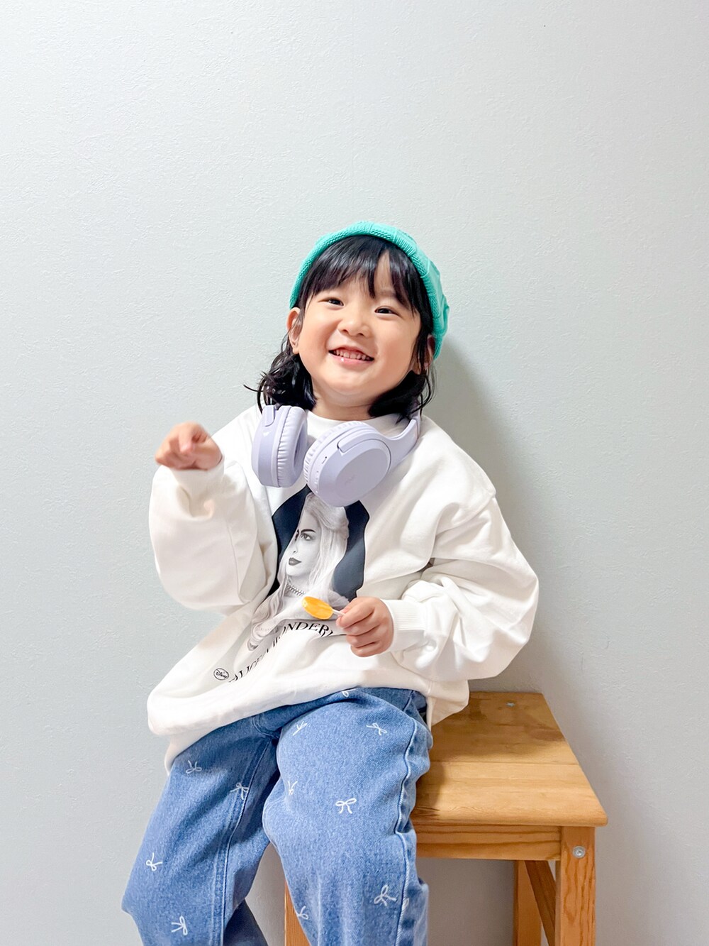 「ホワイトコーデ、カジュアルコーデ、スウェット、オーバーサイズ、デニム、lowrysfarmkids、シンプルコーデ」｜「LOWRYS FARMのガラデニムストレートパンツ　208817（デニムパンツ、ブルー系）」を使った、いちふぅ姉妹さん（キッズ・110cm）の冬コーディネートの4枚目の写真